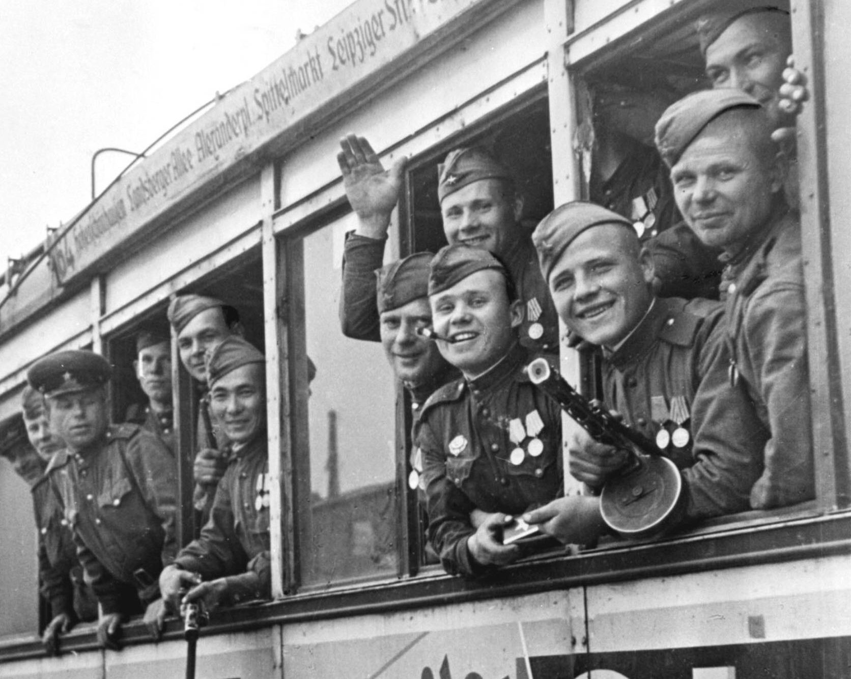 Soldaten der Roten Armee in einer Straßenbahn, Berlin im Mai 1945. Foto: Imago/Itar-Tass