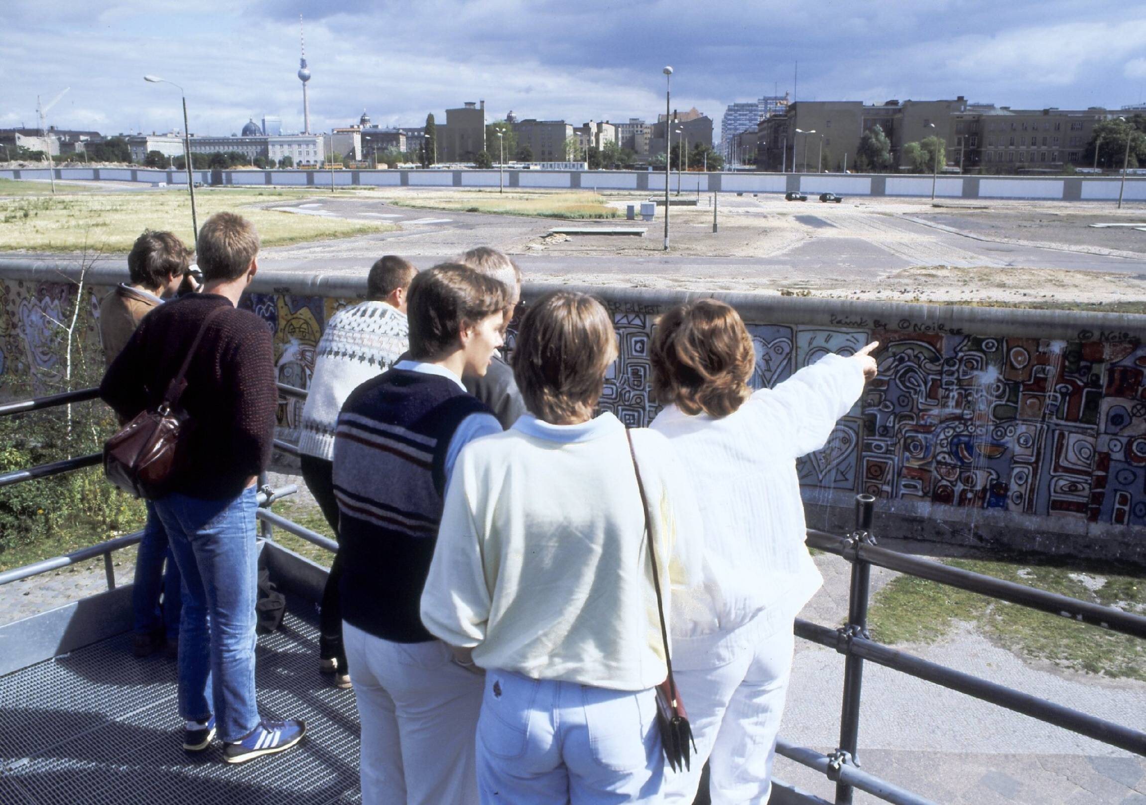 West-Berlin: Blick von der Aussichtsplattform über die Mauer, 1985. Foto: Imago/Teutopress 