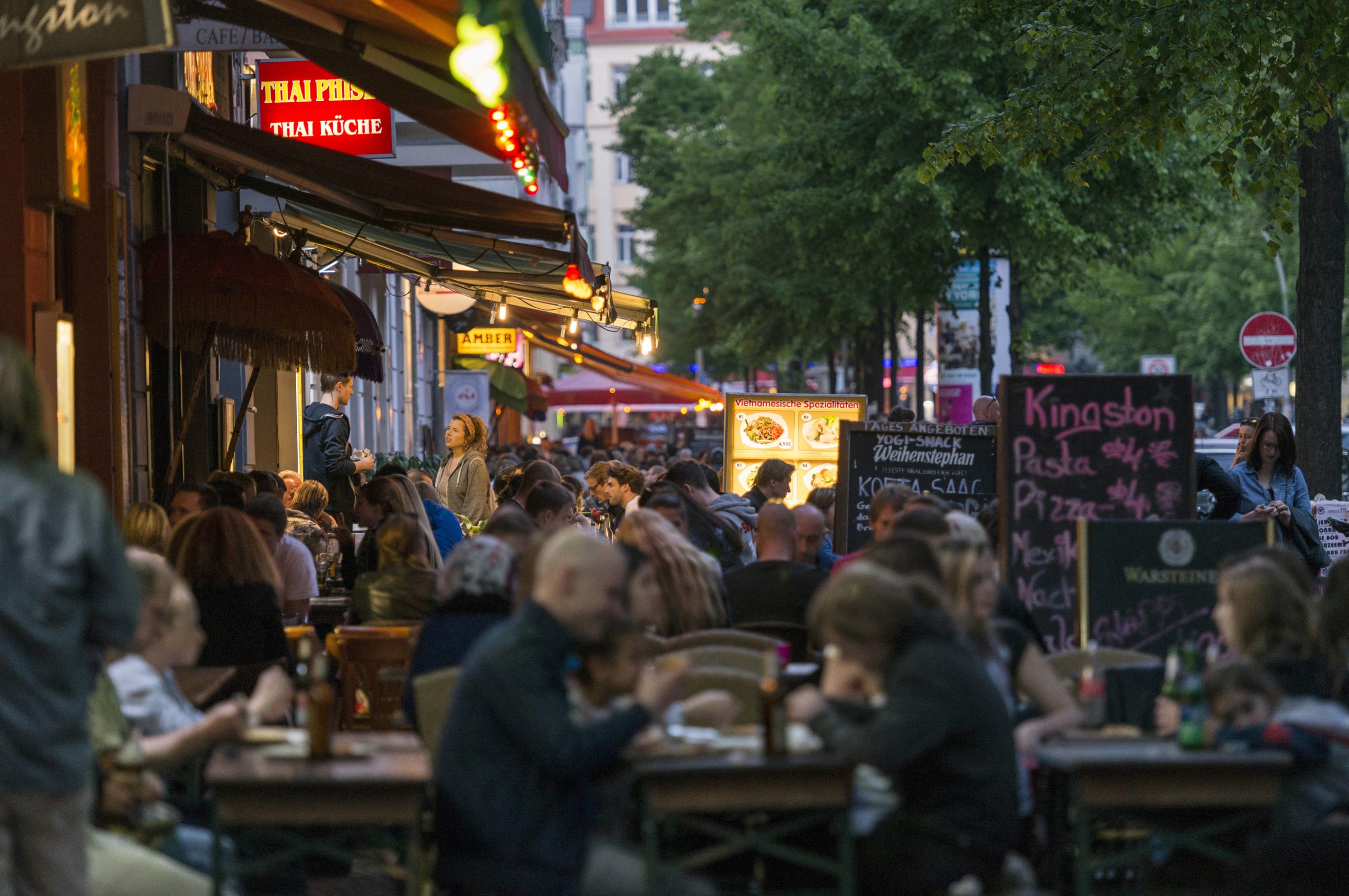Im angrenzenden Simon-Dach-Kiez reihen sich die Restaurants aneinander. Besonders in den Abendstunden - wie hier in 2014 - wird es lauter. Foto: Imago/Hohlfeld
