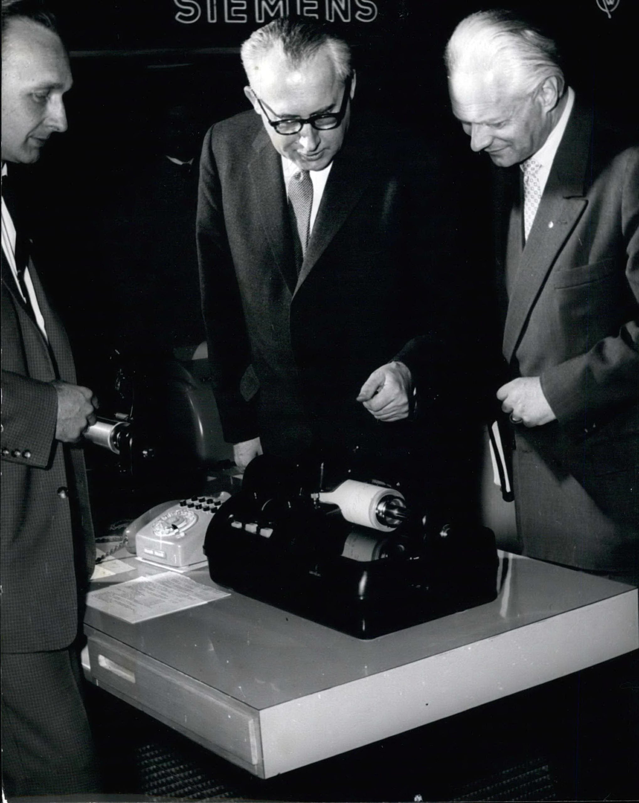 Erfindungen aus Brandenburg: Der Erfinder des Hellschreibers, Dr. Rudolf Hell, erklärt 1958 die innovative Technologie. Foto: Imago/Zuma/Keystone