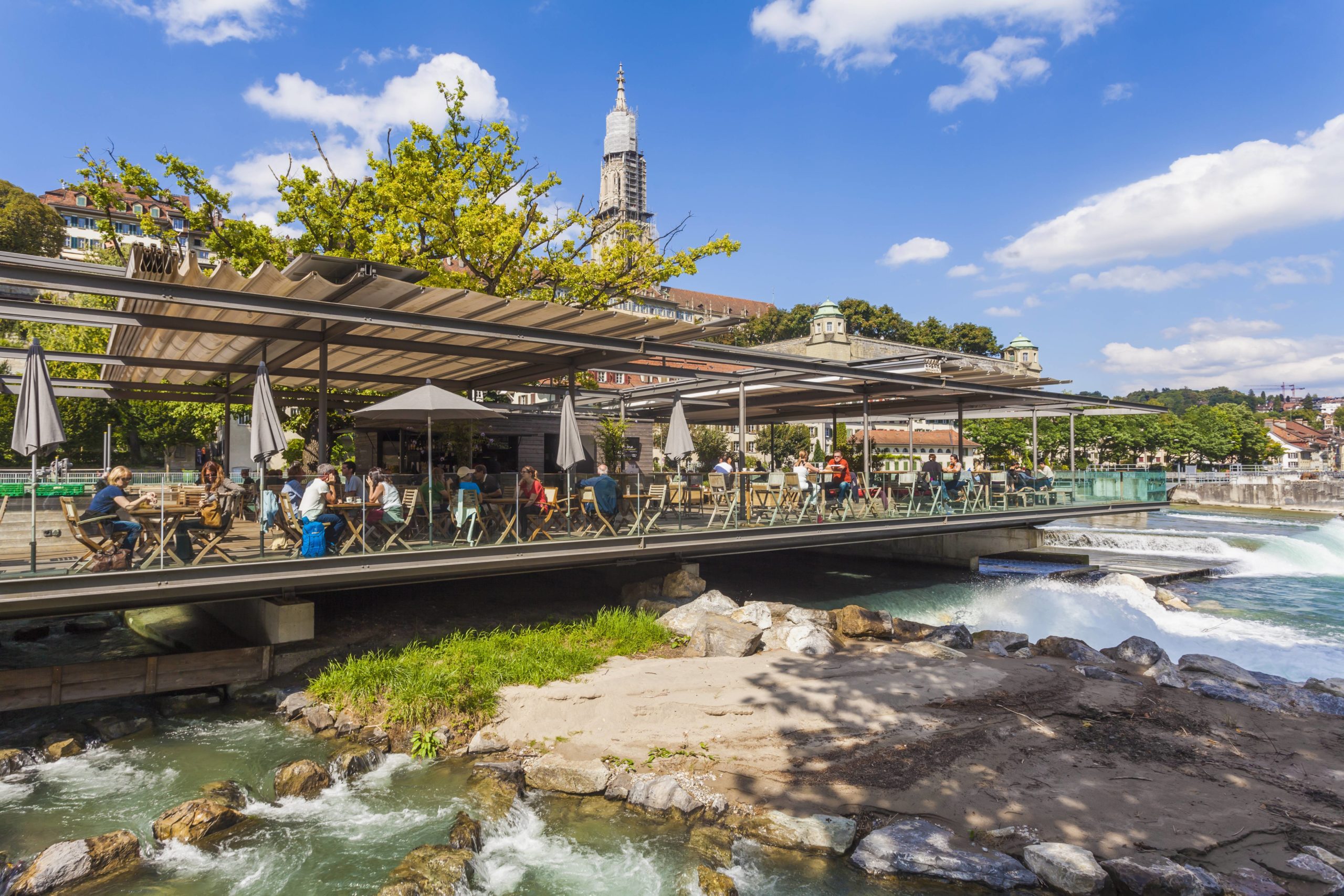 Corona In Bern dürfen die Restaurants trotz hoher Inzidenz draußen wieder Gäste bewirten. Geht es nach der Schweizer Regierung, dann wird der Sommer 2021 für die Bevölkerung fast wieder normal.