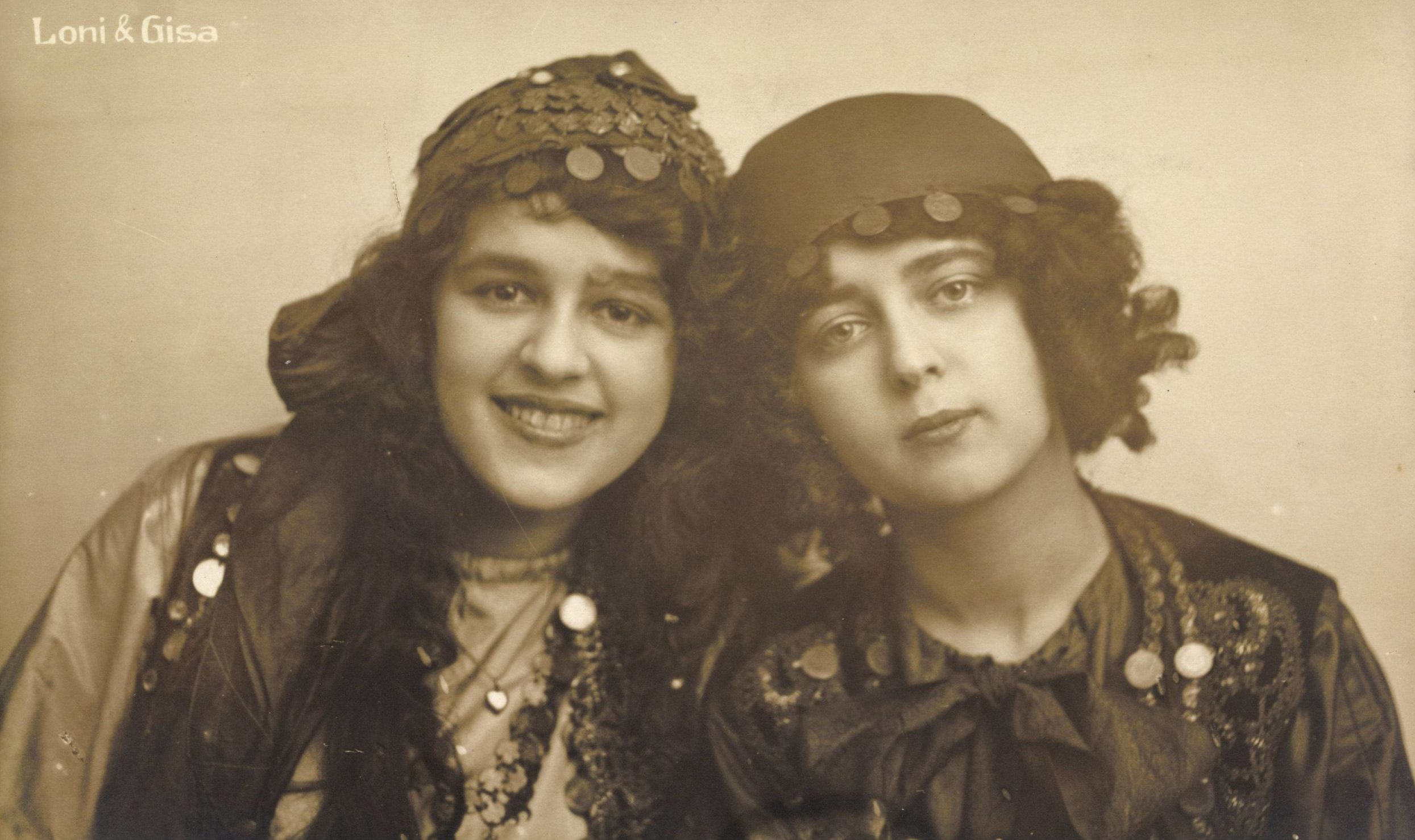 Berlin Frauen 1920er: Loni und Gisa, Postkarte des Cafés Meran, 1920er-Jahre. Foto: Imago/Arkivi