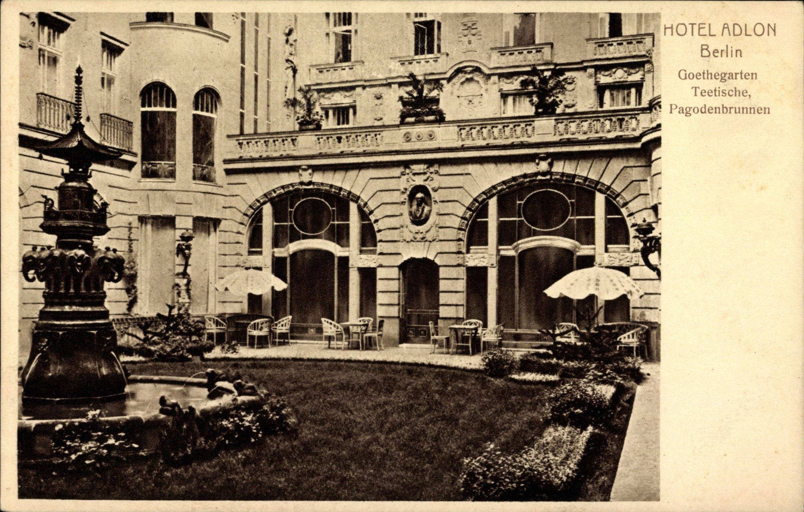 Im Goethe-Garten im Innenhof des Hotel Adlon traf sich die hohe Gesellschaft der 1920er Jahre gerne zum Tee. Der Pagodenbrunnen in der Mitte machte den Innenhof zum gemütlichen Platz. Foto: Imago/Arkivi
