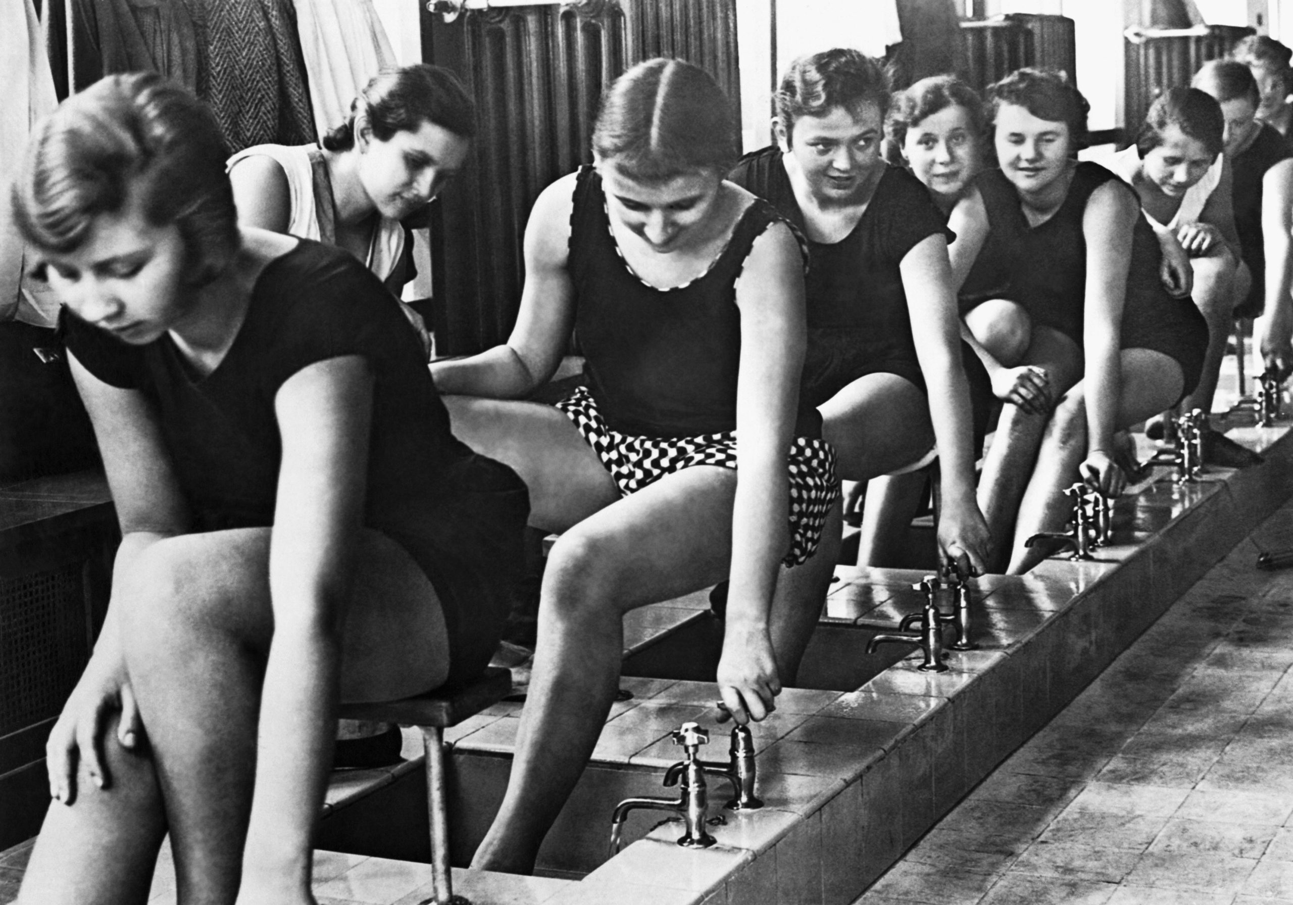 Berlin Frauen 1920er: Füsse waschen nach der Gymnastikstunde, 1929. Foto: Imago/Underwood Archives/UIG