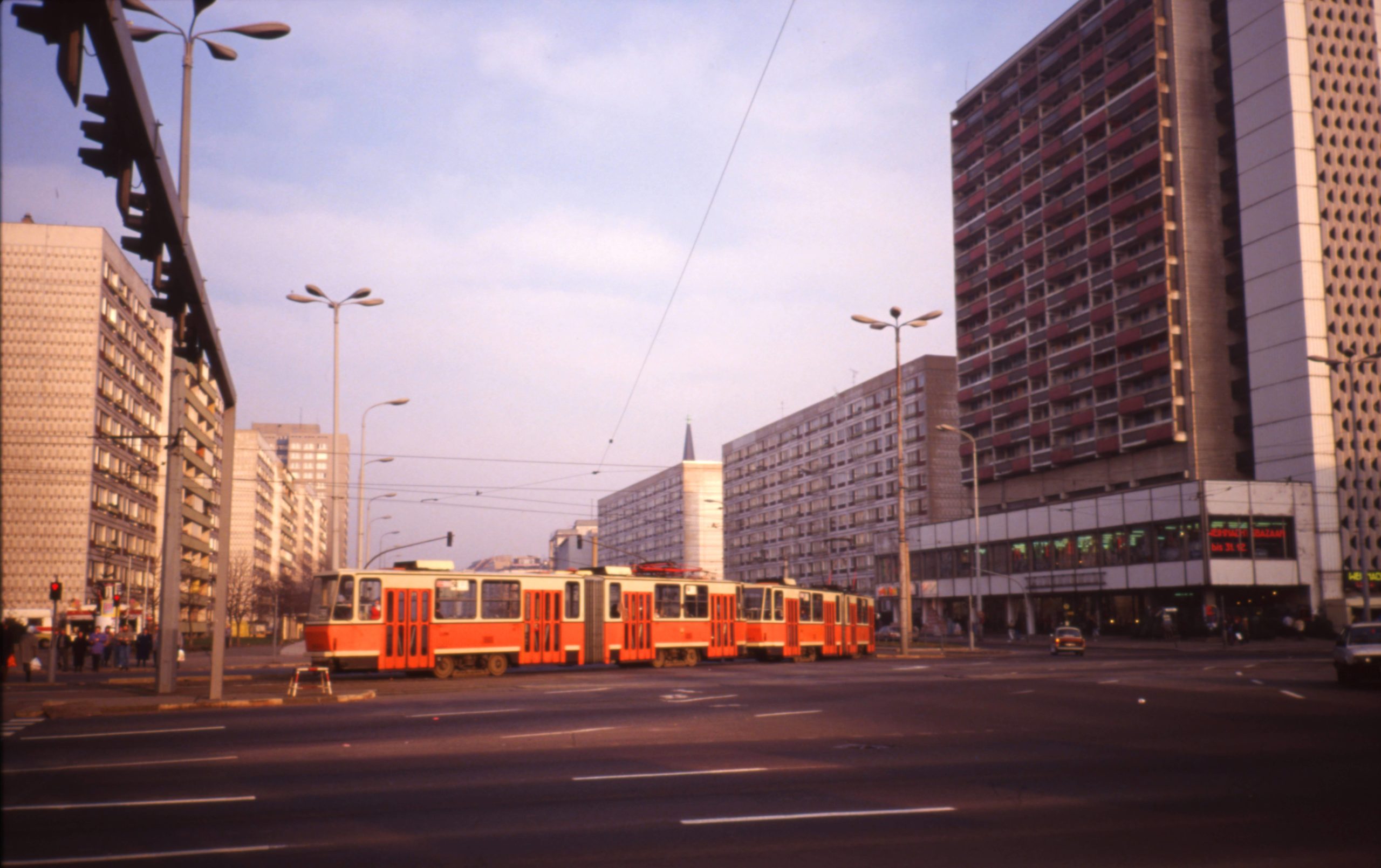 Straßenbahn in Berlin: 1990 fährt noch die rote Tram durch Ost-Berlin. Foto: Imago/Gerhard Leber