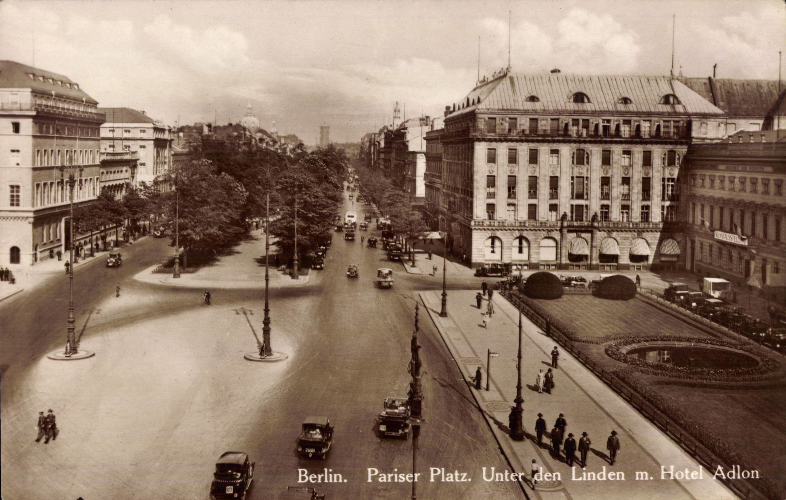 Das Hotel Adlon um 1935 am Pariser Platz. Nach der Machtübernahme der Nazis war das Adlon nicht mehr so gefragt. Der Deutschfanatismus fehlte der NS-Prominenz im Adlon, zum Glück. Foto: Imago/Arkivi