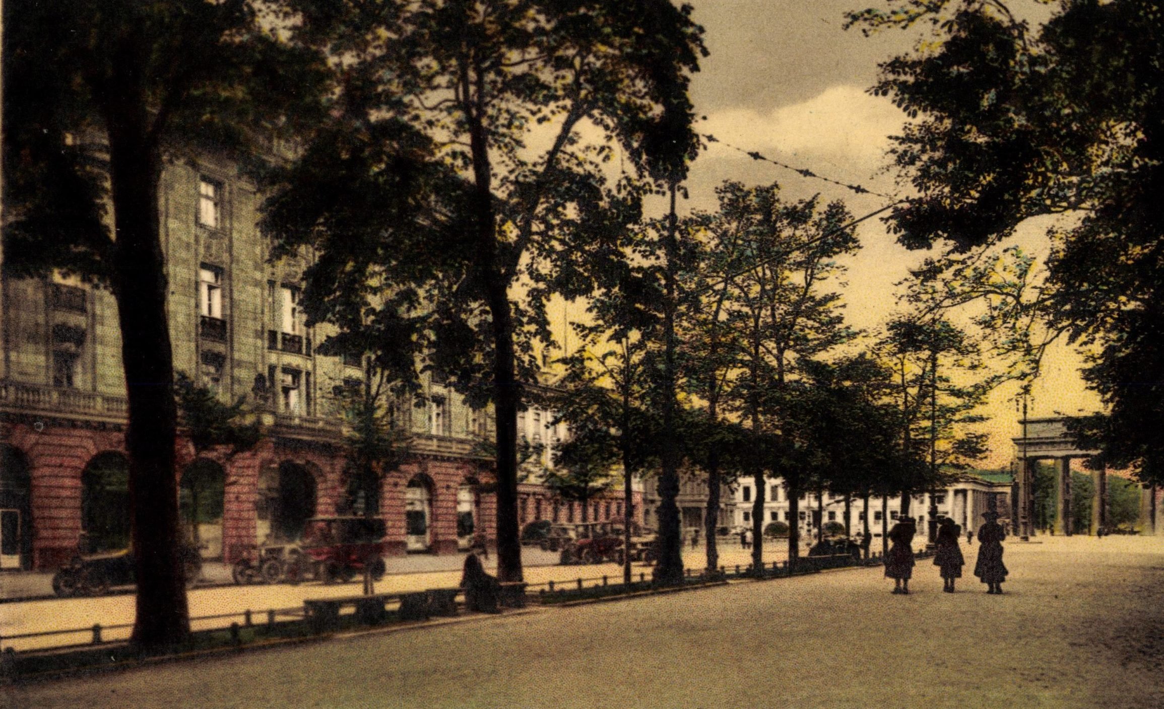 1920er in Berlin: Unter den Linden mit Blick auf Hotel Adlon, 1928. Foto: Imago/Arkivi