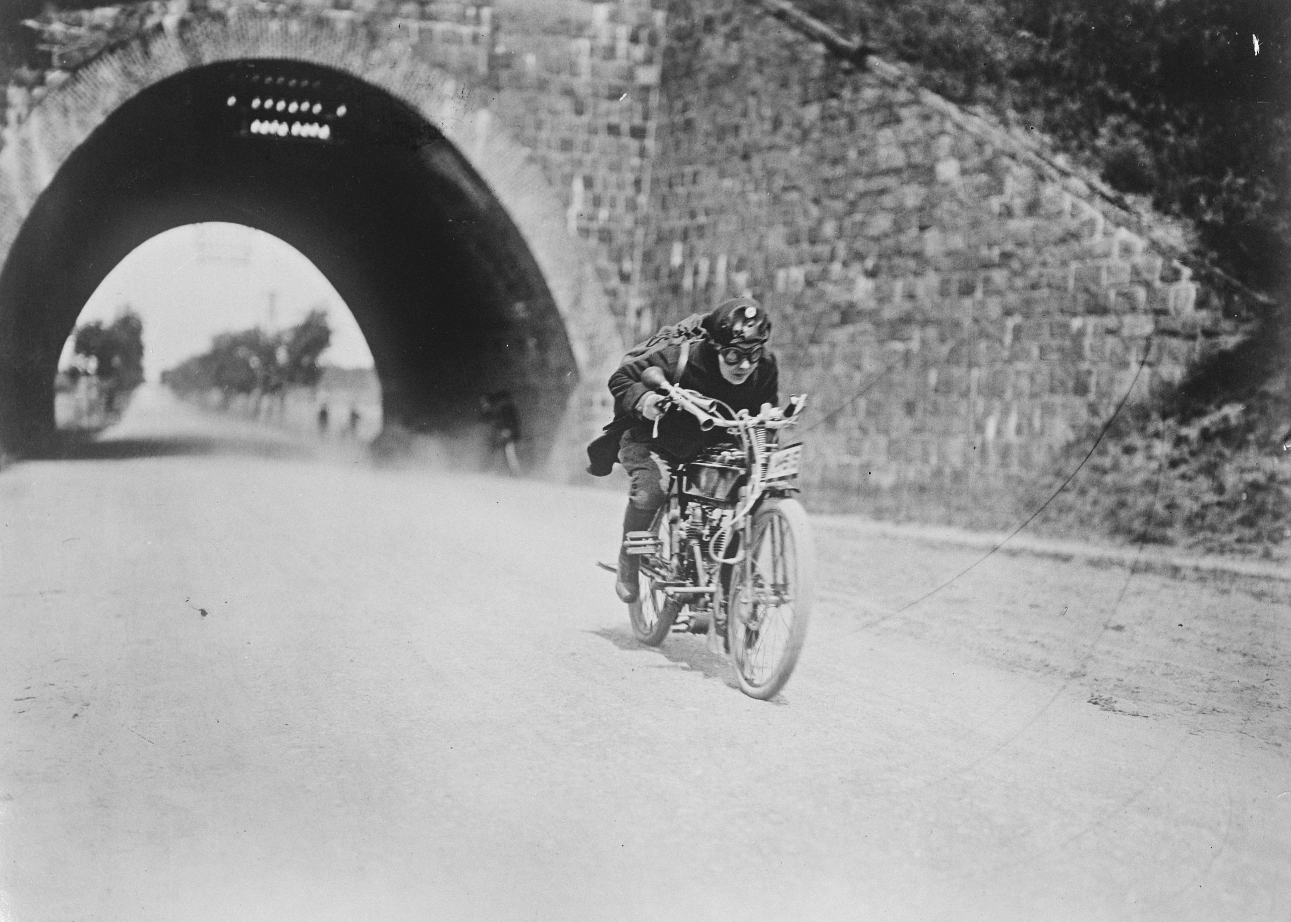 Frau Kernchen aus Berlin fährt bei einem Motorradrennen in Belzig mit, 1922. Foto: Imago/United Archives International