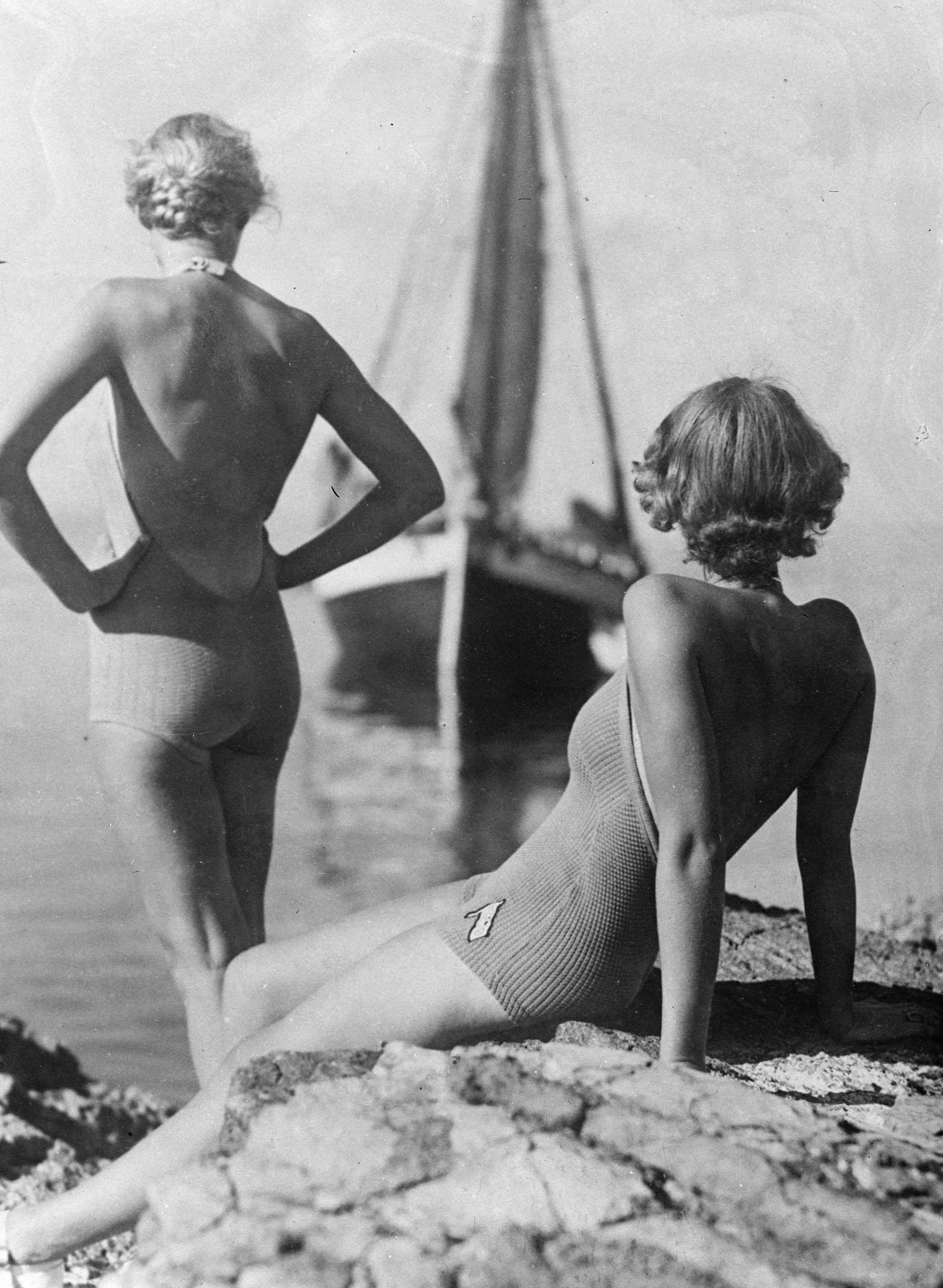 Die neuste Bademode aus Berliner Warenhäusern wird am See präsentiert, 1920er-Jahre. Foto: Imago/United Archives International/Topfoto