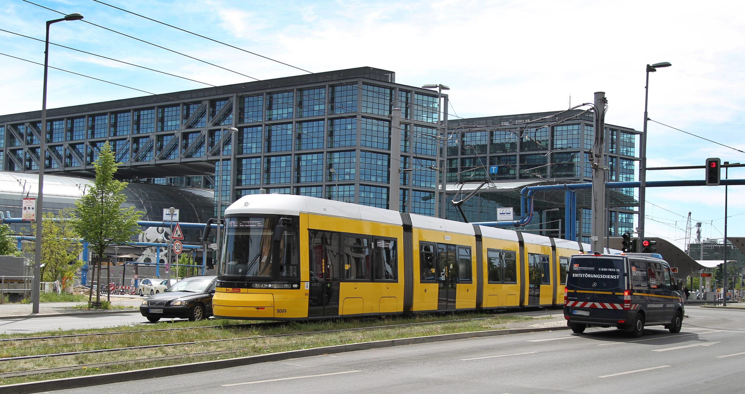 Die Straßenbahn fährt wieder bis nach West-Berlin, zumindest bis zum Hauptbahnhof, 2018. Foto: Imago/Andreas Gora