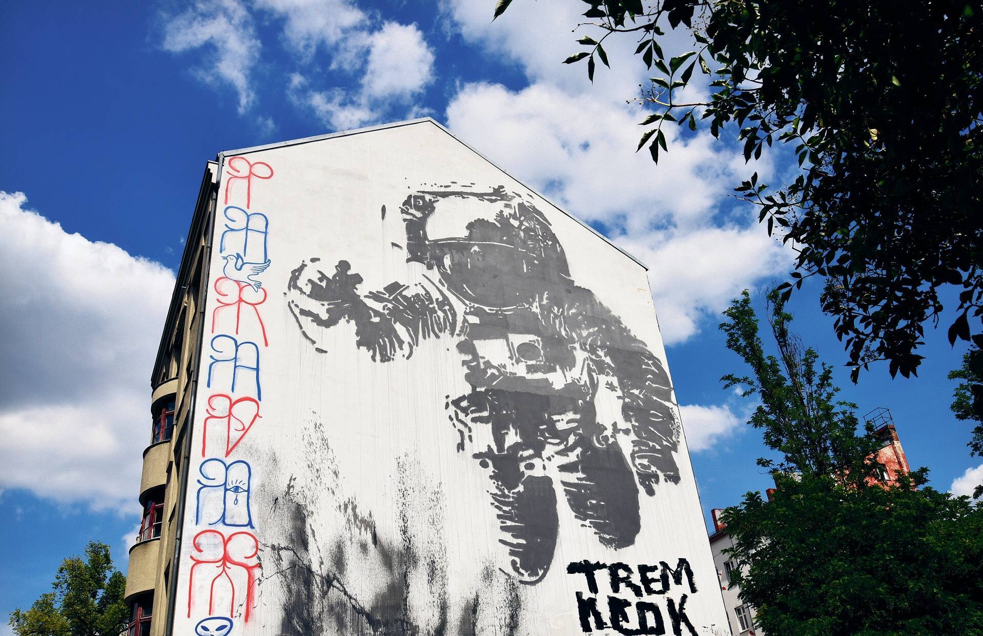 Das Wandbild "Astronaut Cosmonaut" des französischen Streetart-Künstlers Victor Ash in der Oranienstraße 195 in Kreuzberg. Foto: Imago/Kitty Kleist-Heinrich/TSP