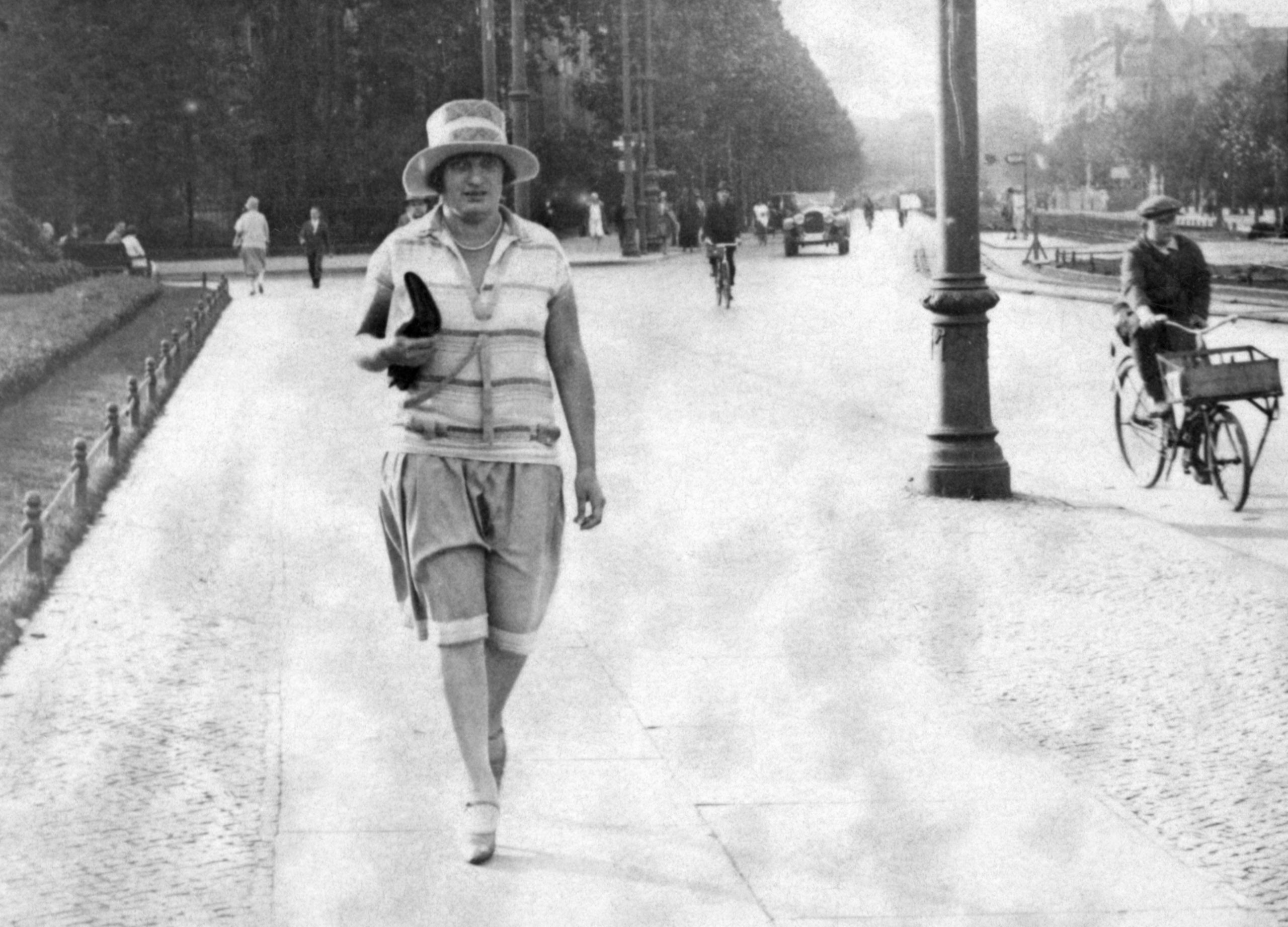 Frau spaziert auf einer Berliner Straße, 1920er Jahre. Foto: Imago/Imagebroker