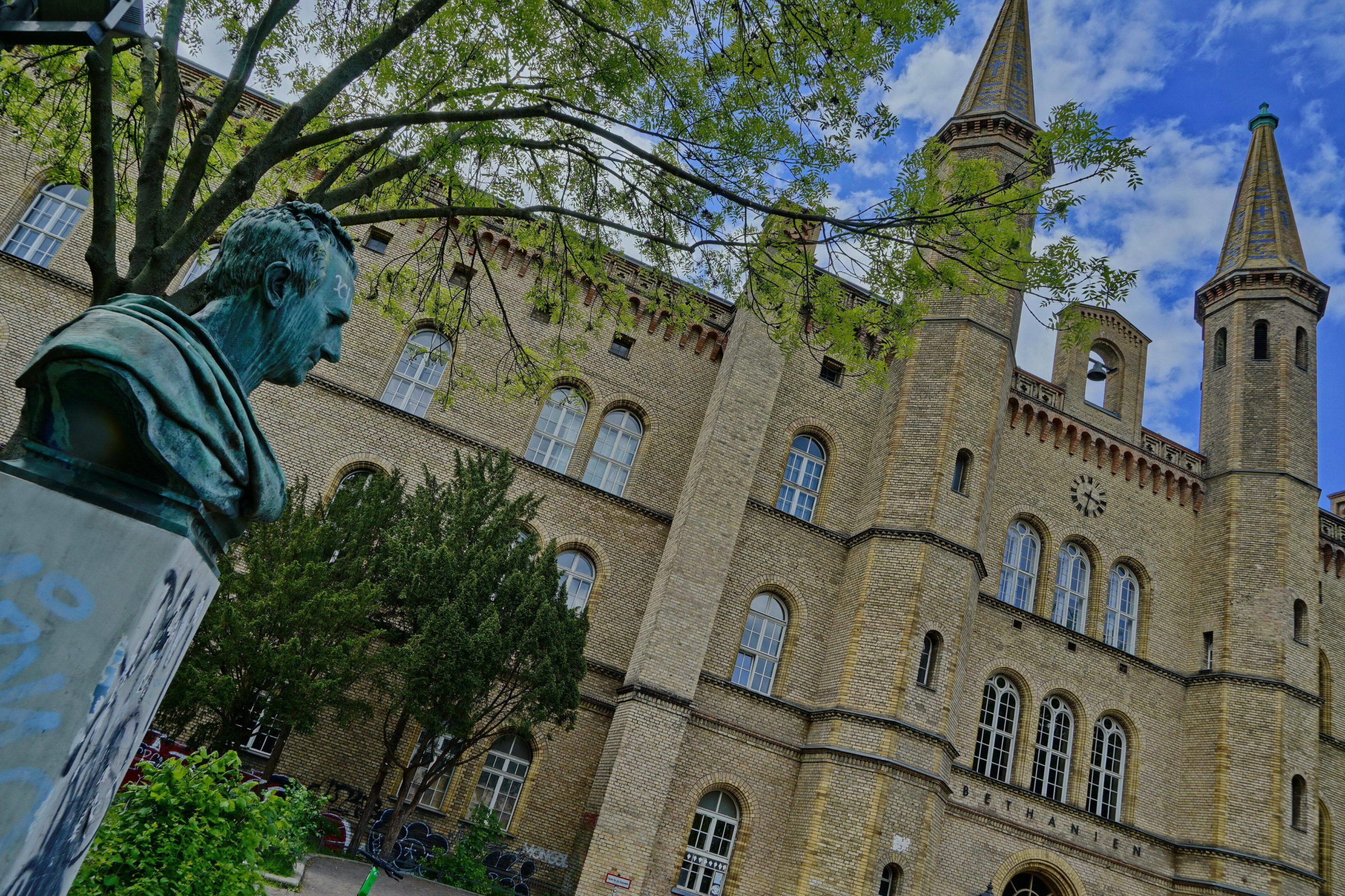 Das Künstlerhaus Bethanien am Mariannenplatz, ein Teil des historischen Gebäudes ist immer noch besetzt und um die Ecke steht das legendäre Rauch-Haus, das schon die Ton Steine Scherben besungen haben. Foto: Imago/POP-EYE/Christian Behring