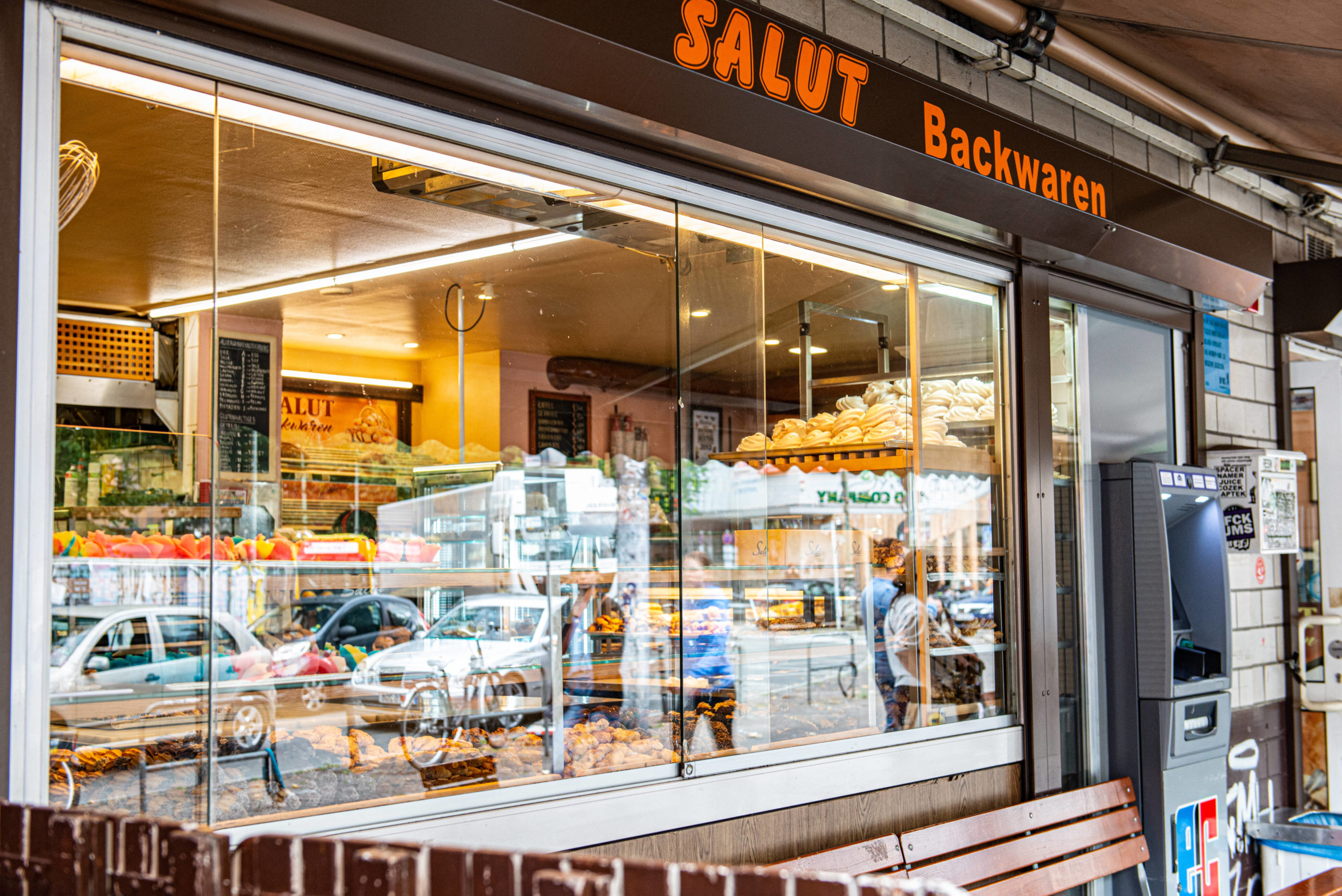 Was tun in Kreuzberg 36 im Lockdown: Schaufenster der Bäckerei Salut am Schlesischen Tor. Foto: Imago/F. Anthea Schaap