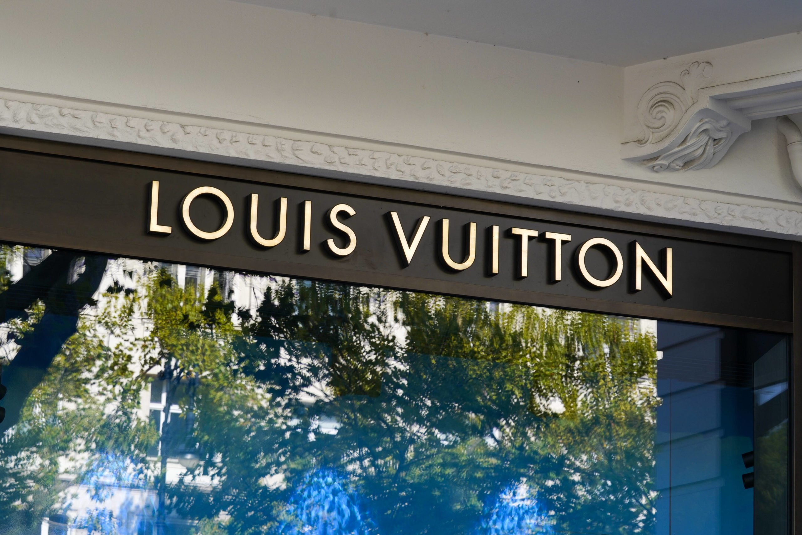 Die französische Marke benannt nach Schöpfer Louis Vuitton bietet heutzutage nicht nur Gepäckstücke, sondern auch Damen- und Herrenkleidung sowie Parfüm an. Foto: Imago/Fotostand/Reuhl