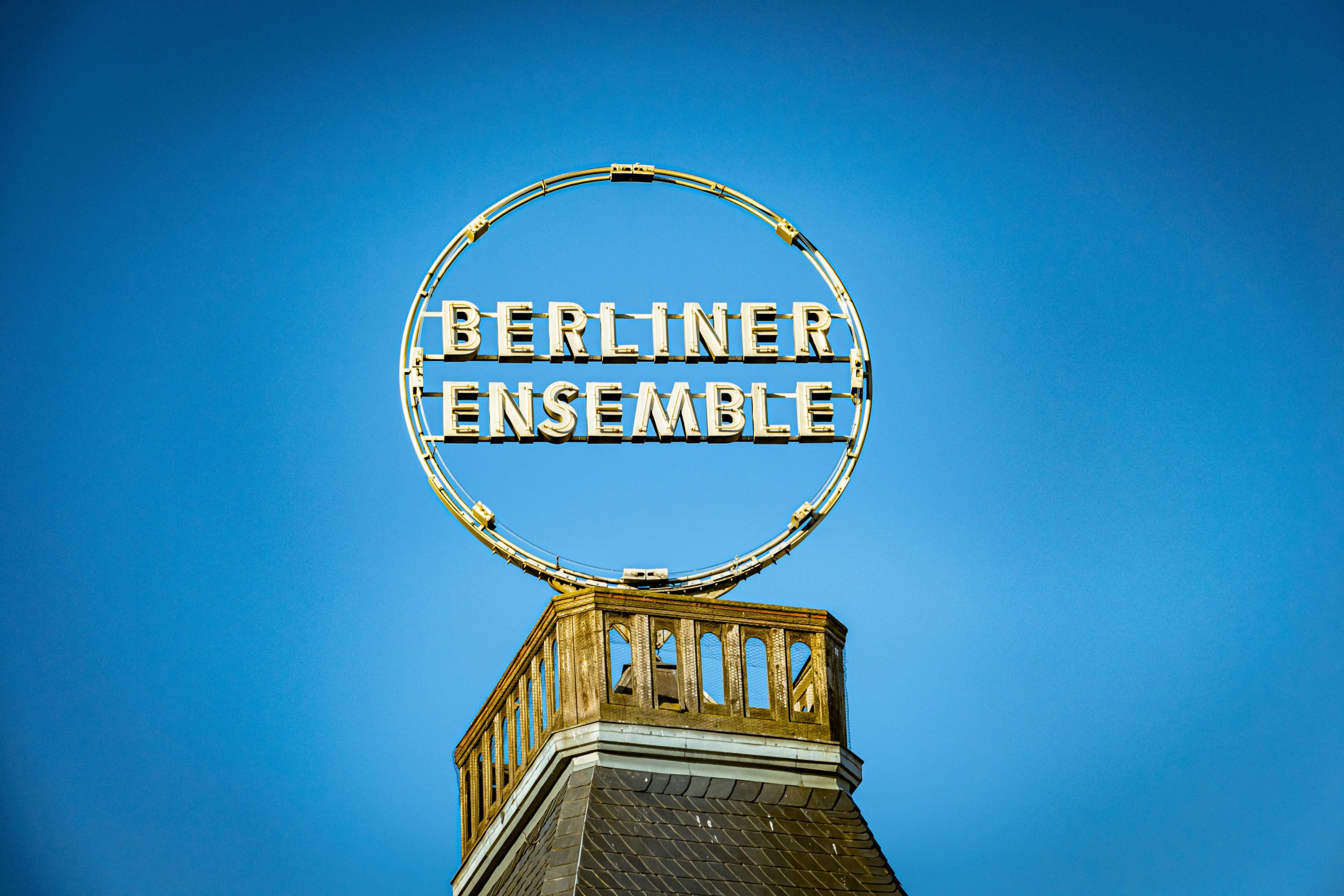 Als Berliner Ensemble wurde einst nur Brechts Theatergruppe bezeichnet, heute ist es der Name des Theaters. Foto: Imago/Jürgen Ritter