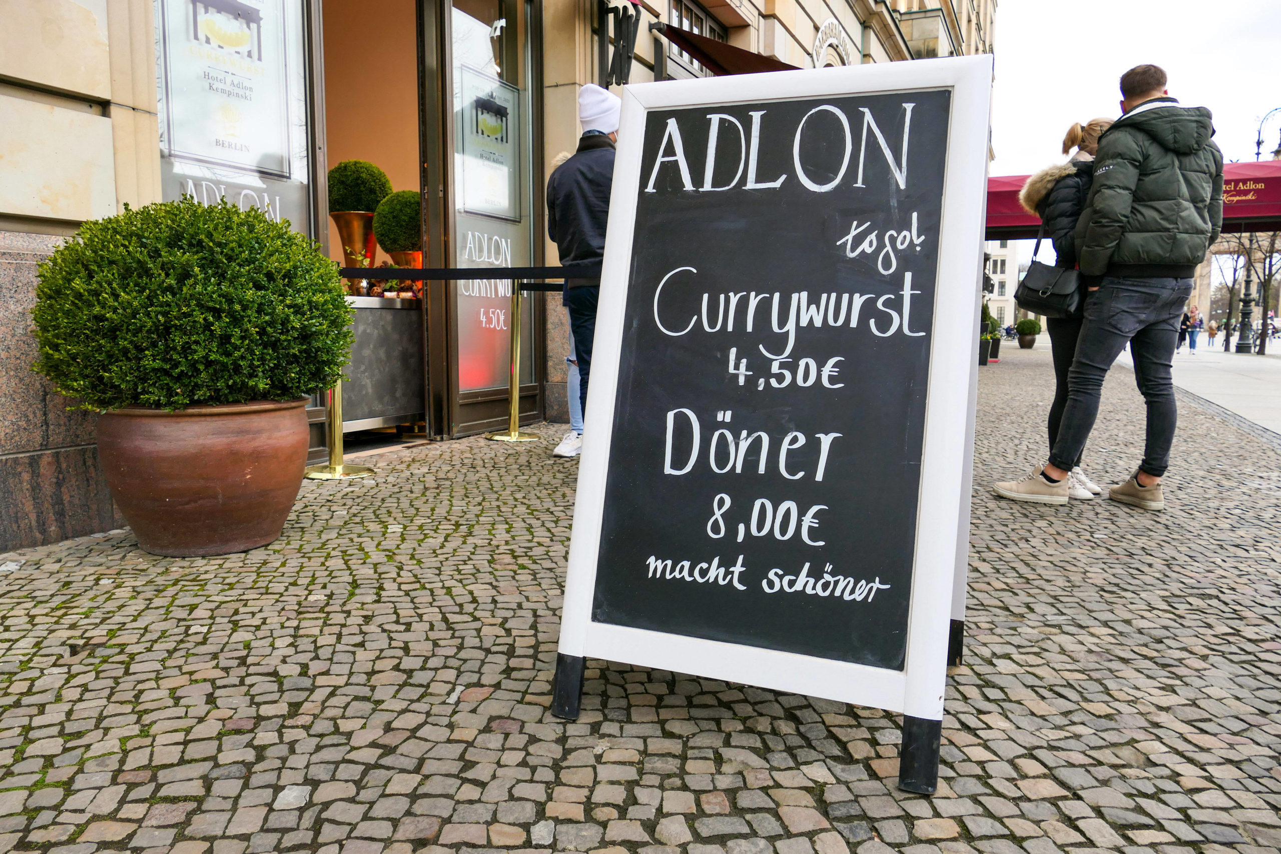 Eine Adlon-Currywurst oder einen Adlon-Döner kann man direkt am Brandenburger Tor genießen. Tradition trifft hier die Gegenwart. Foto: Imago/Stefan Zeitz