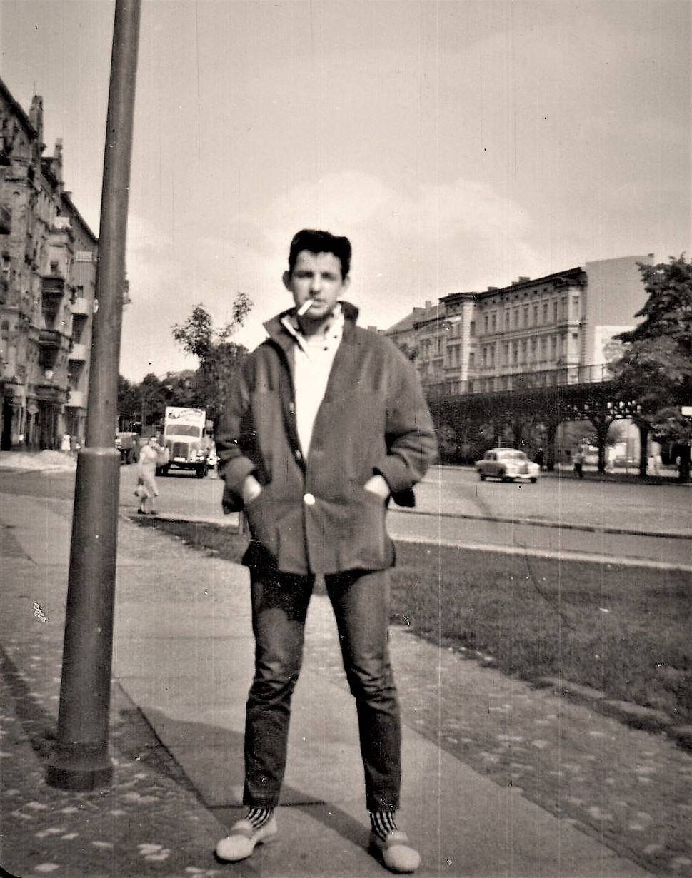 Berliner Kneipen: Halbstark in Kreuzberg, Bernd Feuerhelm am Lausitzer Platz, frühe 1960er-Jahre. Foto: Archiv Bernd Feuerhelm