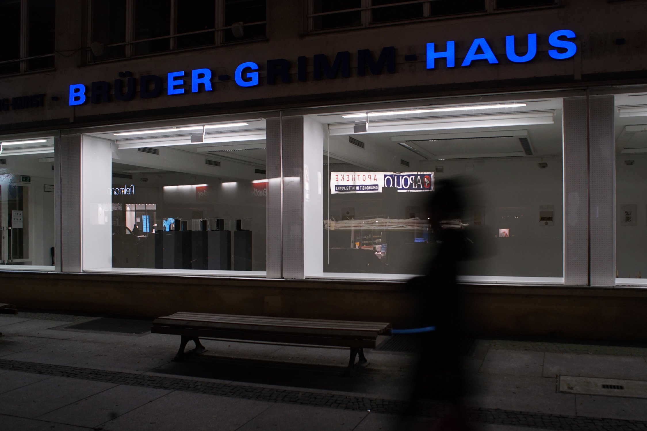 "15 Buchstaben – 101 Wörter": Über dem Schaufenster der Galerie Nord läuft eine Kunstaktion. Foto: Penelope Wehrli, 2021