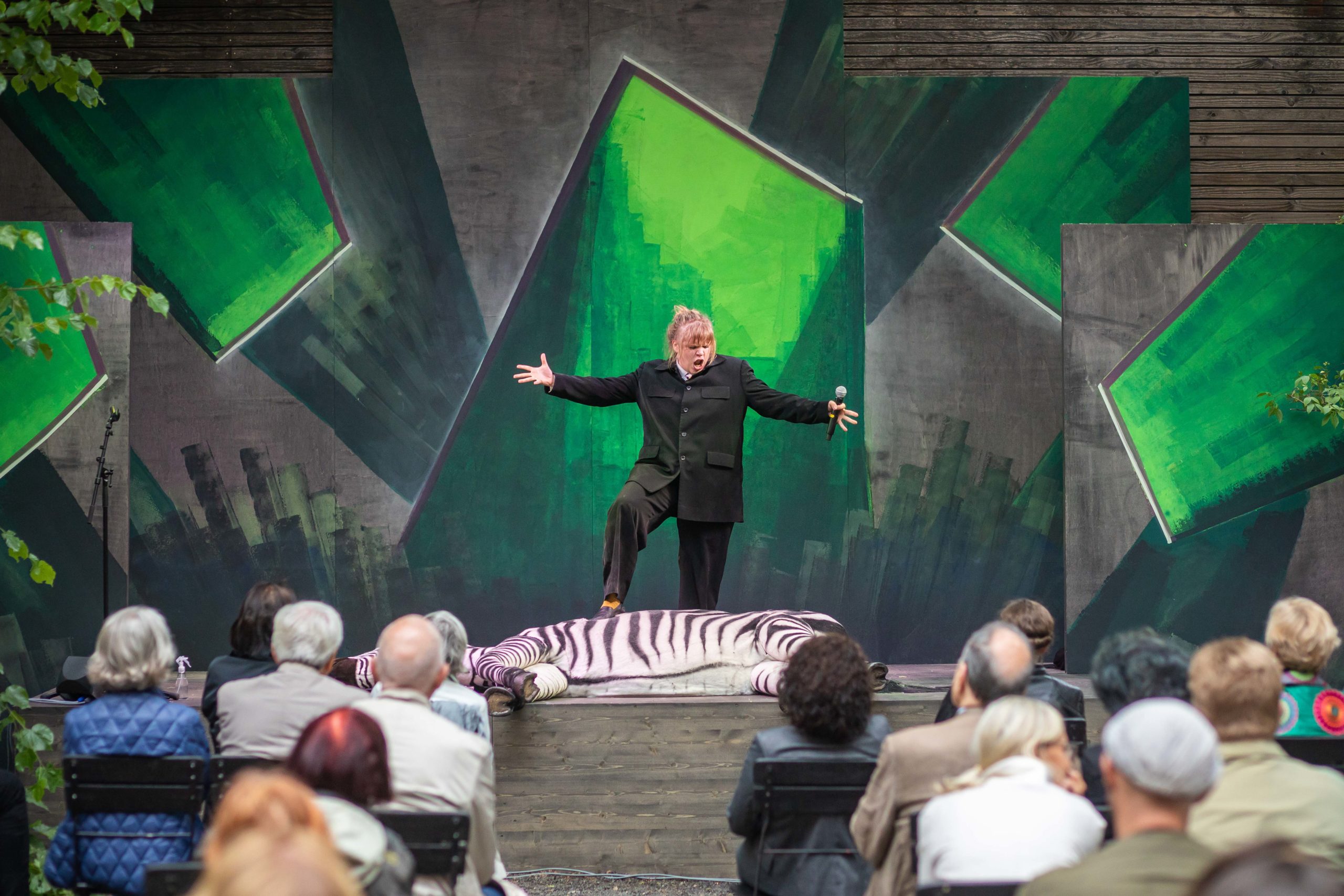So sah das Open-Air-Theater am Berliner Ensemble 2020 aus. Im Bild: Stefanie Reinsperger in Ersan Mondtags Brecht-Inszenierung "Baal". Foto: Moritz Haase