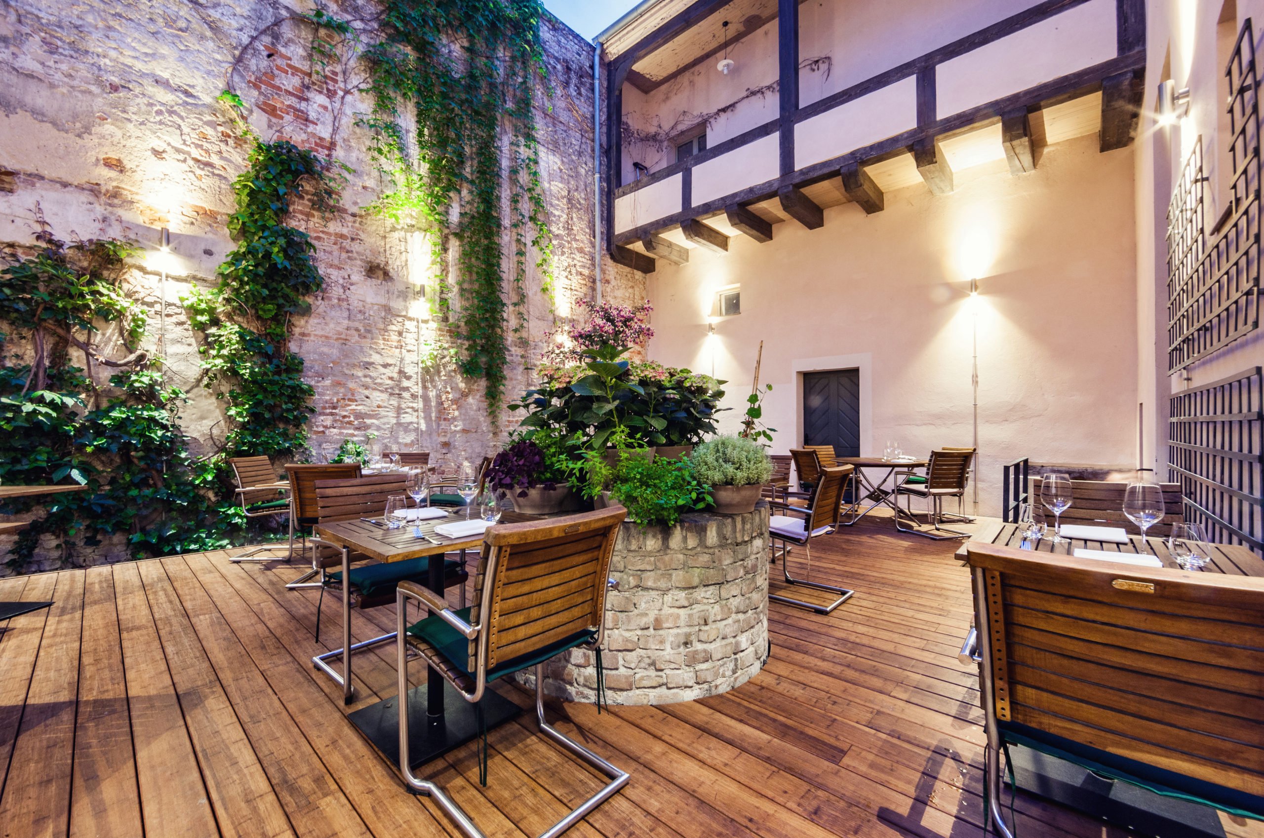 Tipps Potsdam Unweit des Museums Barberini befindet sich das lässige Sternerestaurant Kochzimmer, dessen lauschige Terrasse zu langen Abenden mit gutem Wein einlädt.