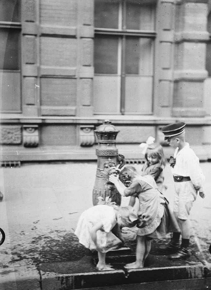 Historische Berlin Fotos: Abkühlung im Sommer 1920, diese Berliner Kinder haben den Dreh am Hydranten raus. Foto: American National Red Cross photograph collection (Library of Congress)