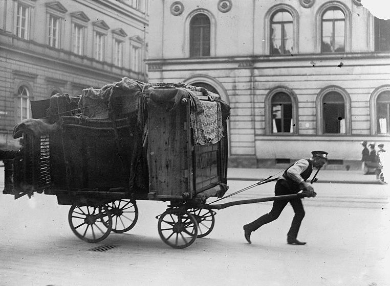 Historische Berlin Fotos: Ein Möbelpacker ist mit einem vollbeladenen Handwagen in Berlin unterwegs, um 1915. Foto: National Photo Company Collection (Library of Congress)