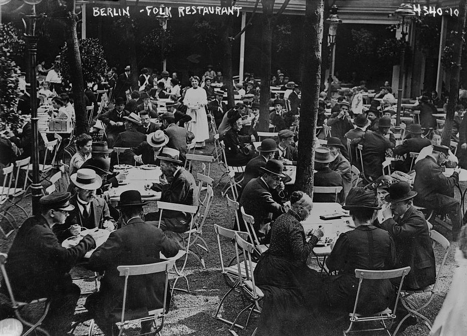 Ob es wirklich "Folk"-Restaurant hieß? Ein hübsches Berliner Gartenlokal war es allemal, um 1920. Foto: George Grantham Bain Collection (Library of Congress)