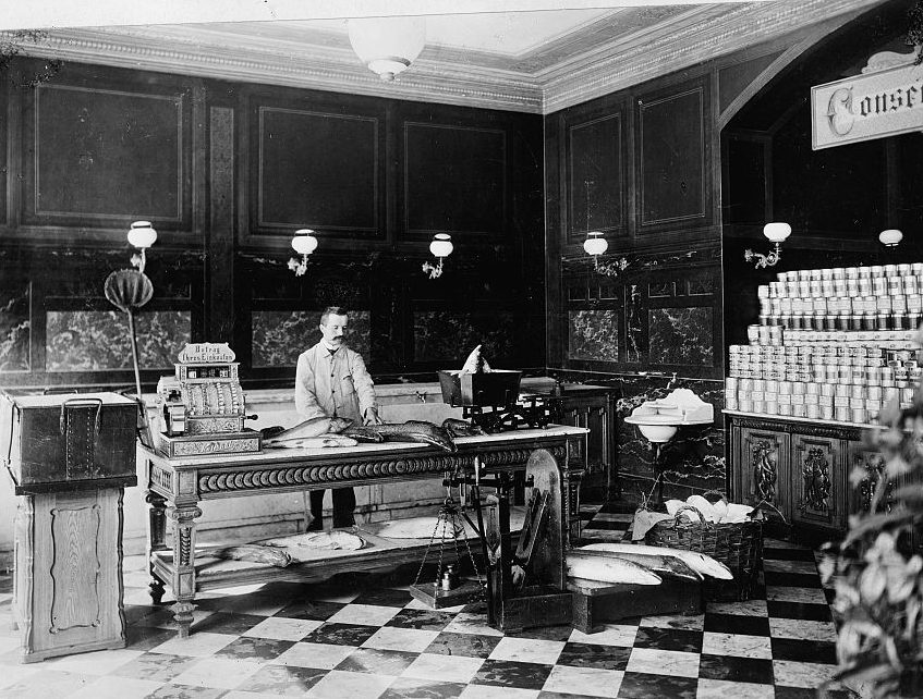 C. Lindenbergs Fischladen in Berlin. Aufnahme um 1900. Konserven gab es auch. Foto: Detroit Publishing Company photograph collection (Library of Congress)