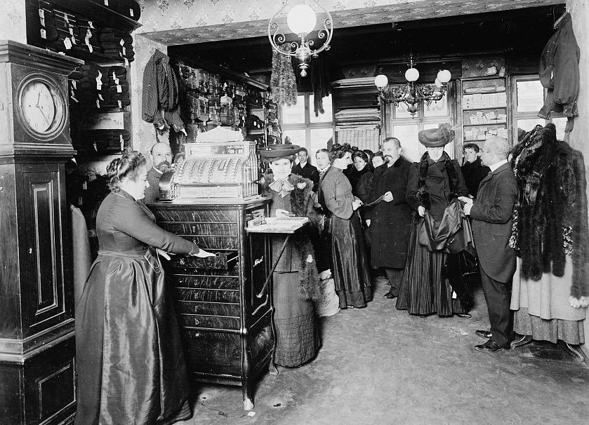 Die feine Gesellschaft lässt sich im Bekleidungsgeschäft bedienen, um 1900. Foto: Detroit Publishing Company photograph collection (Library of Congress)