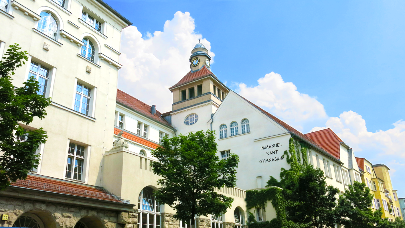 Das Immanuel-Kant-Gymnasium sticht mit dem Treppenturm ins Auge. Foto: Immanuel-Kant-Gymnasium
