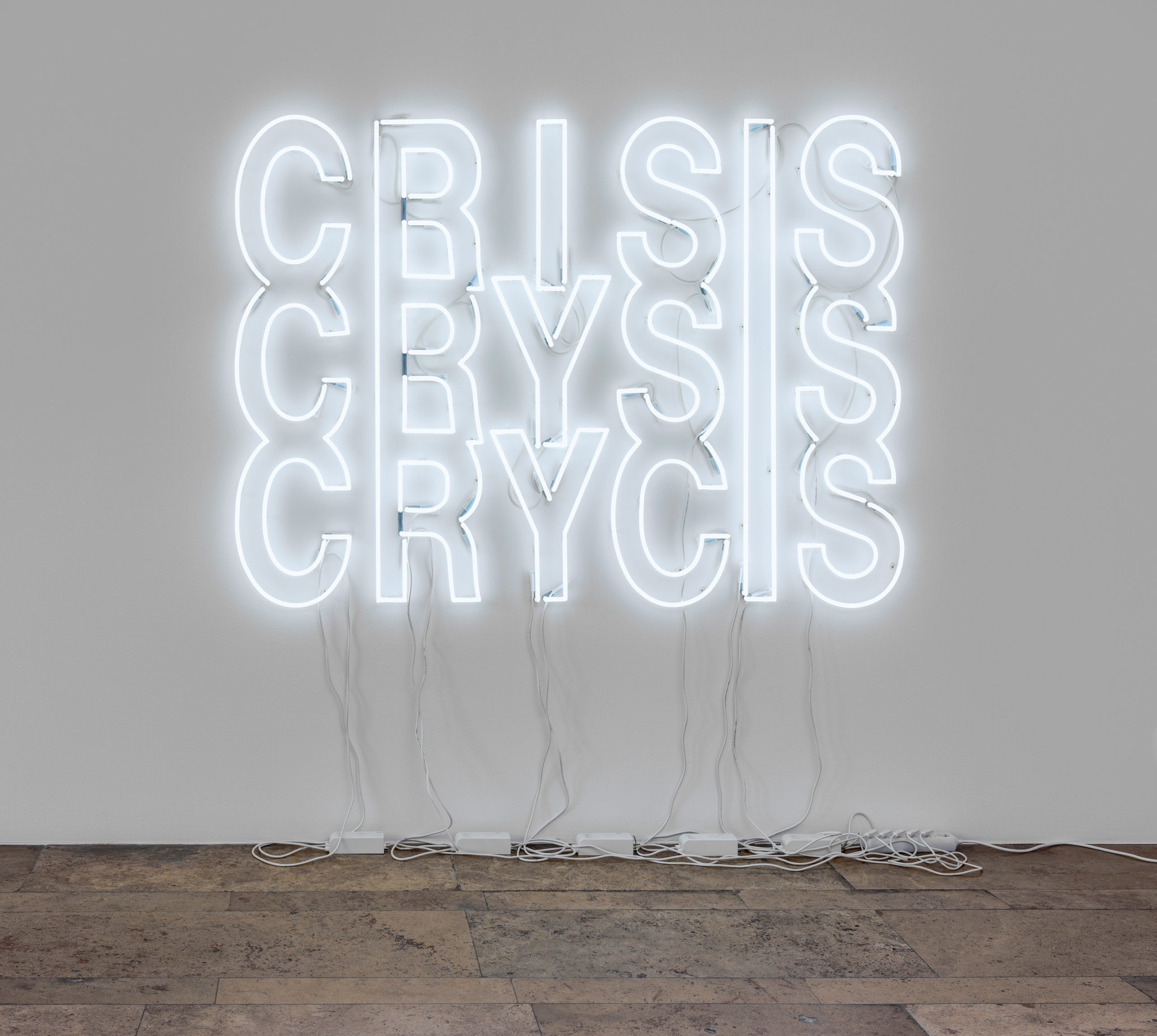 Werkansicht von Yeal Bartanas Neoninstallation "Crisis Crysis Crycis" aus dem Jahr 2020, zu sehen in der Ausstellung "Diversity United". 