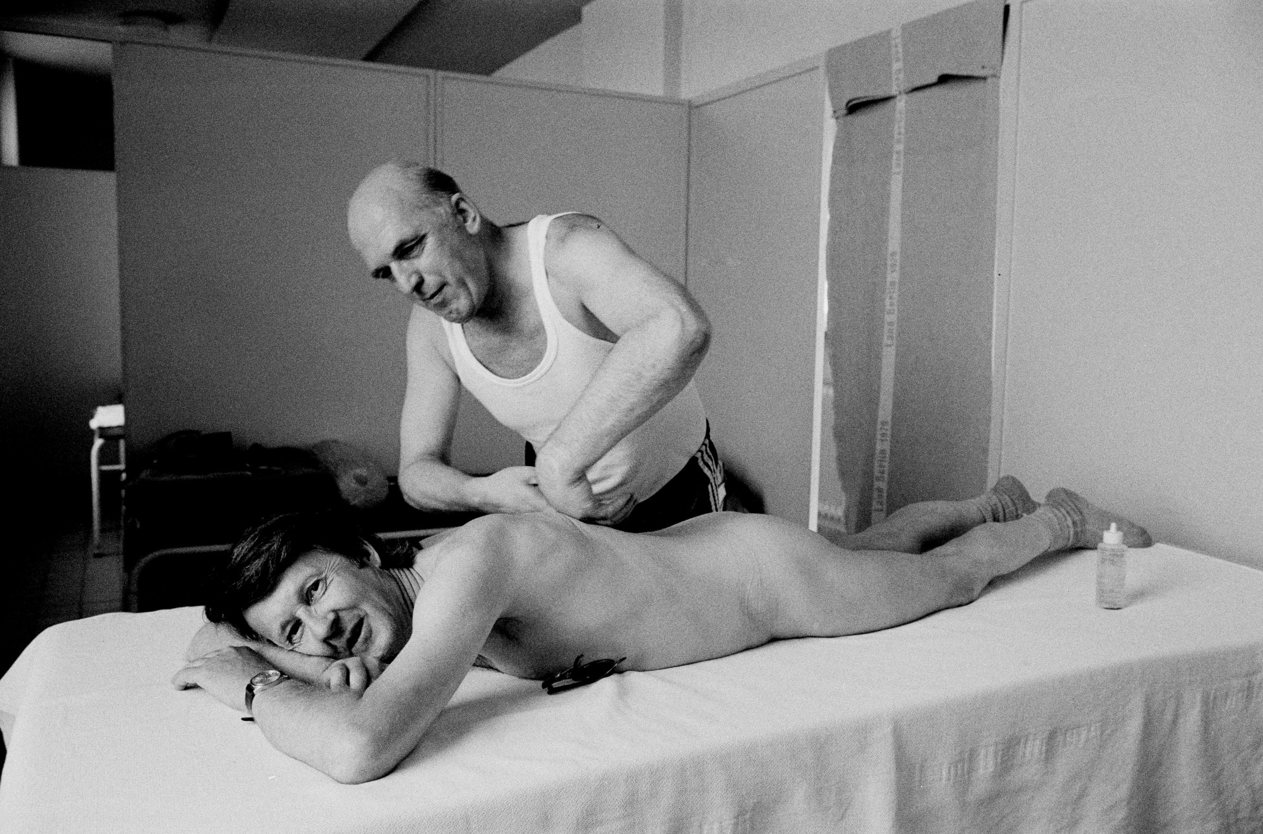 Massage in der öffentlichen Badeanstalt Baerwaldbad in der Bearwaldstraße, 1983. Foto: Christian Schulz