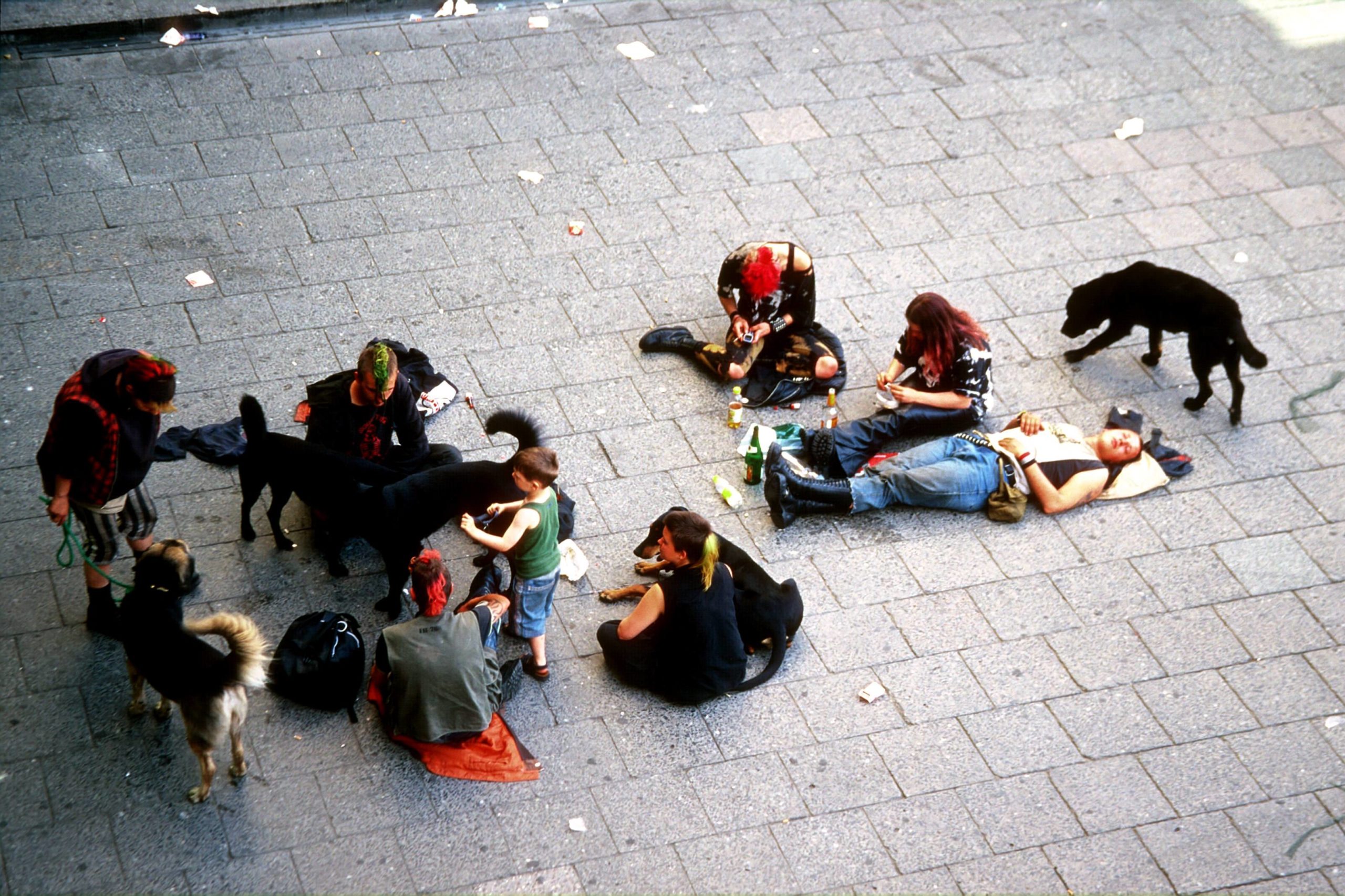 Punks sitzen am Alexanderplatz herum, 2001. Foto: Imago/Müller-Stauffenberg