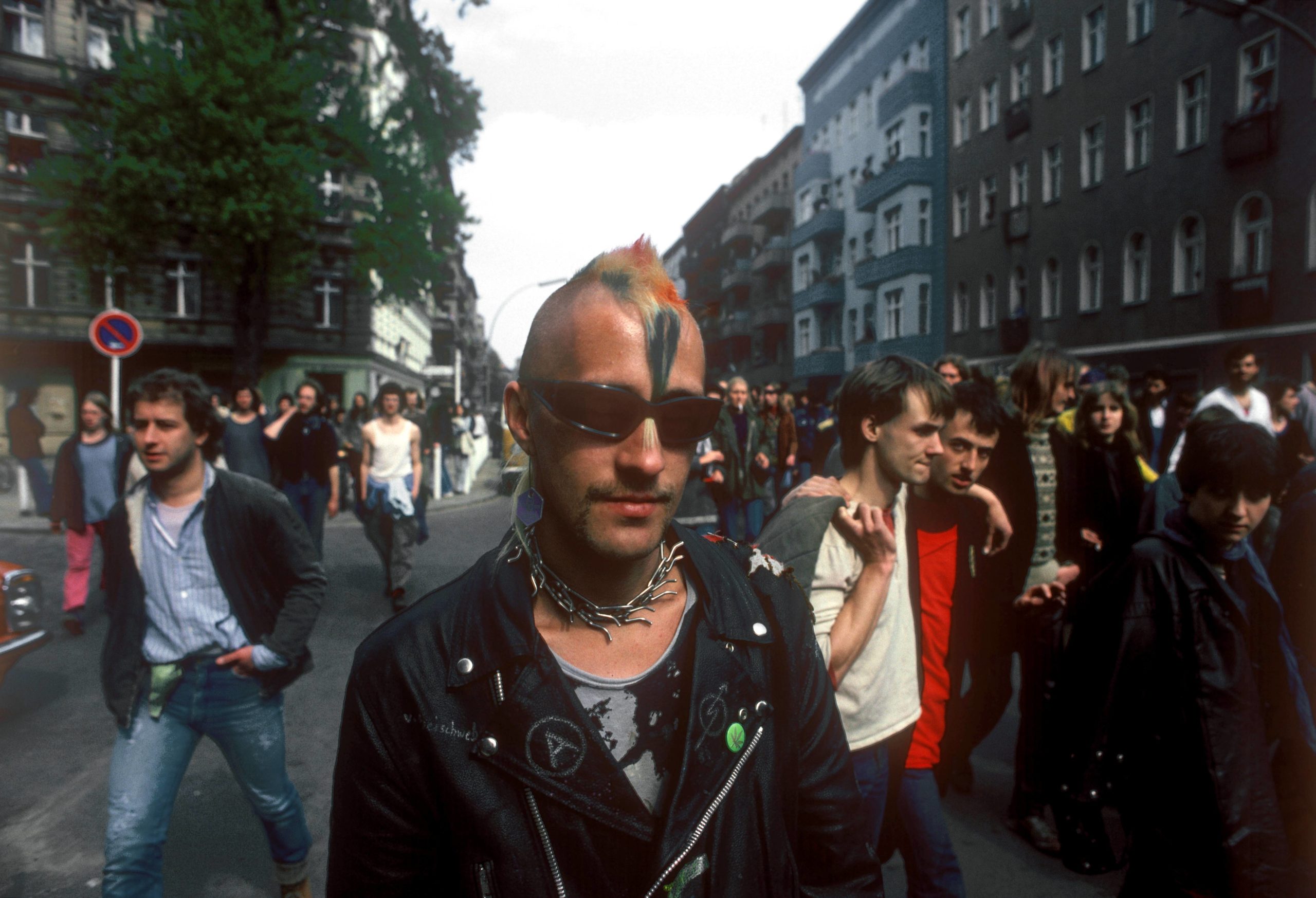 Punks in Berlin: Punker auf einer Demonstration in Berlin, 1984. Foto: Imago/Günter Schneider