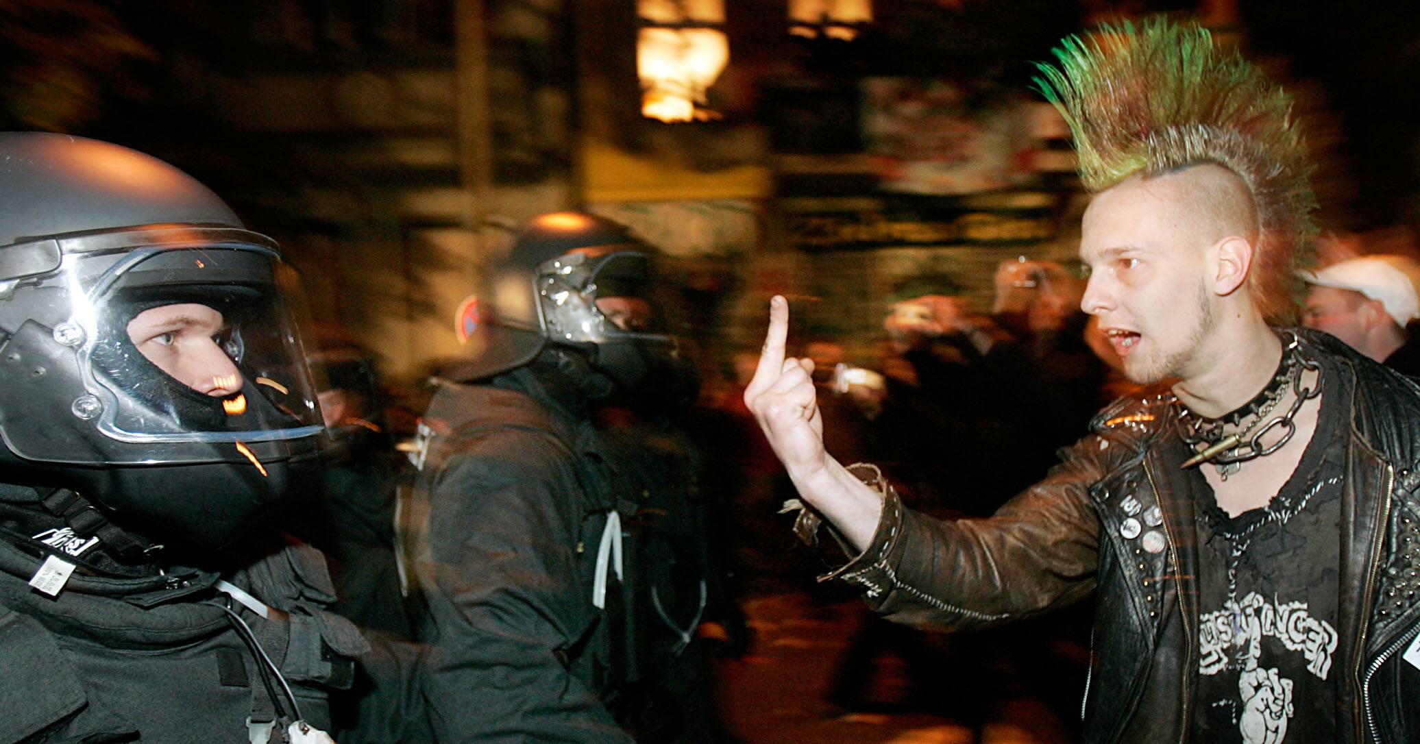 Kommunikationsversuch zwischen Punk und Polizist in der Walpurgisnacht am Boxhagener Platz in Friedrichshain, 2007. Foto: Imago/Christian Schroth