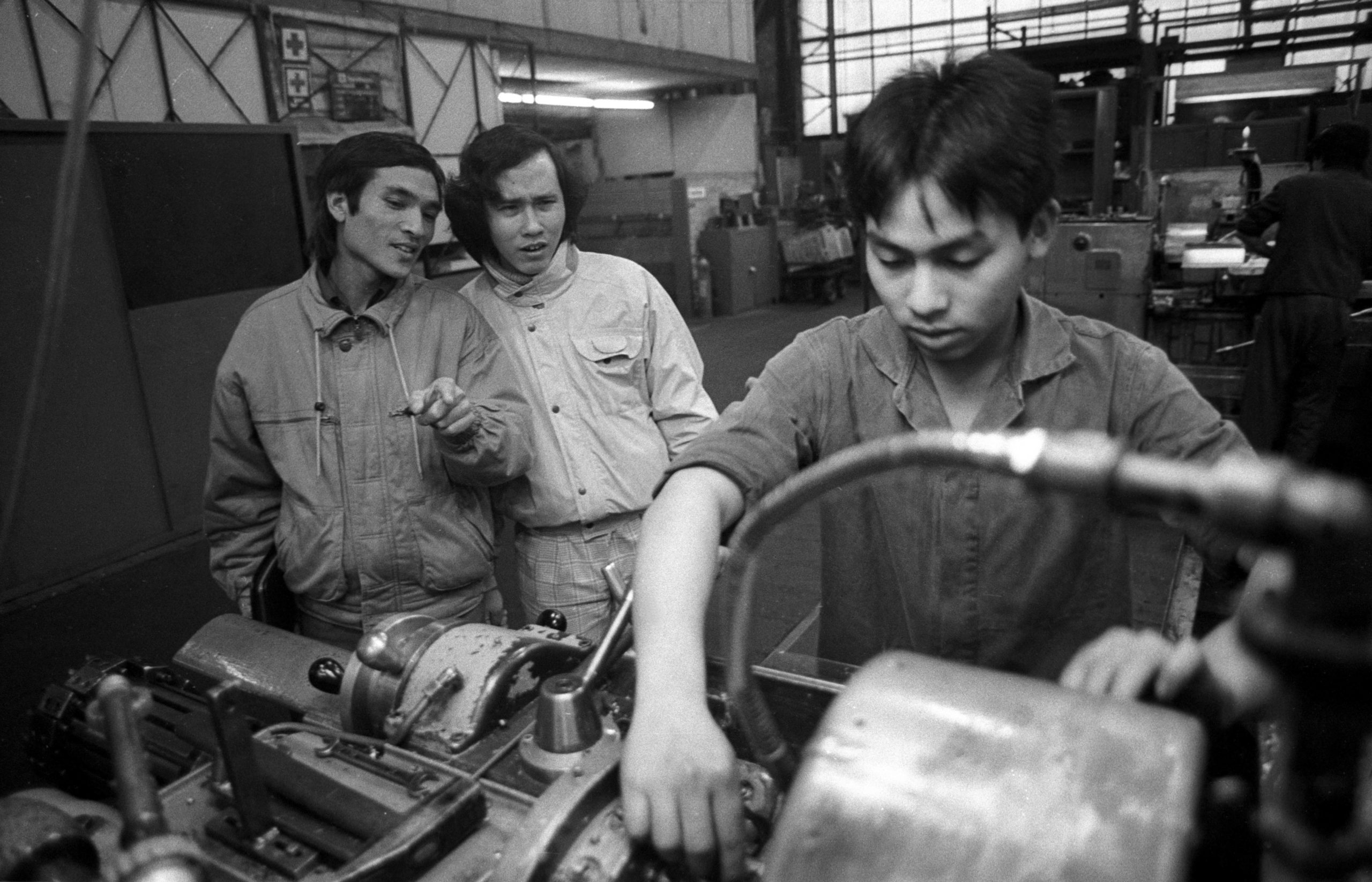 Männer in der Werkshallen eines Volkseigenen Betriebes in Ost-Berlin. Foto: Imago/Werner Schulze 