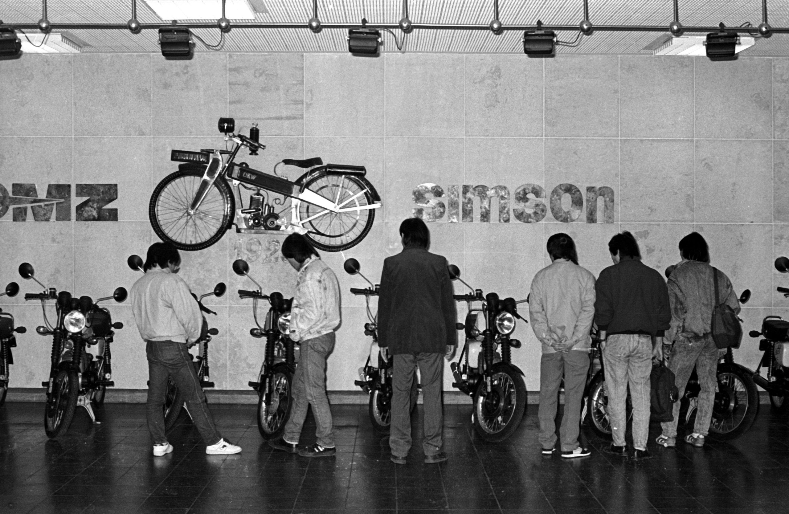 Interessierten begutachten Mopeds bei während einer Präsentation des VEB Motorradwerkes. Foto: Imago/Werner Schulze