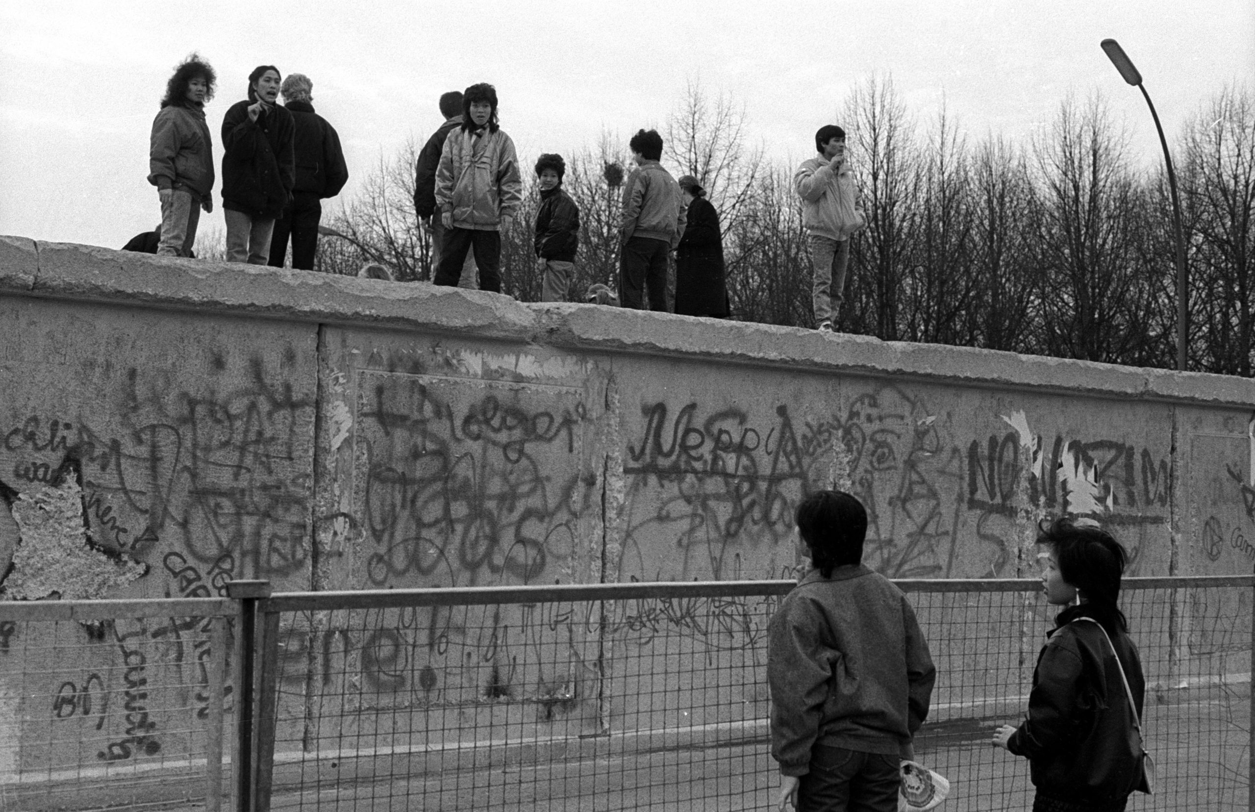 Vietnamesische Vertragsarbeiter auf der Berliner Mauer in Ost-Berlin.  Foto: Imago/Werner Schulze  