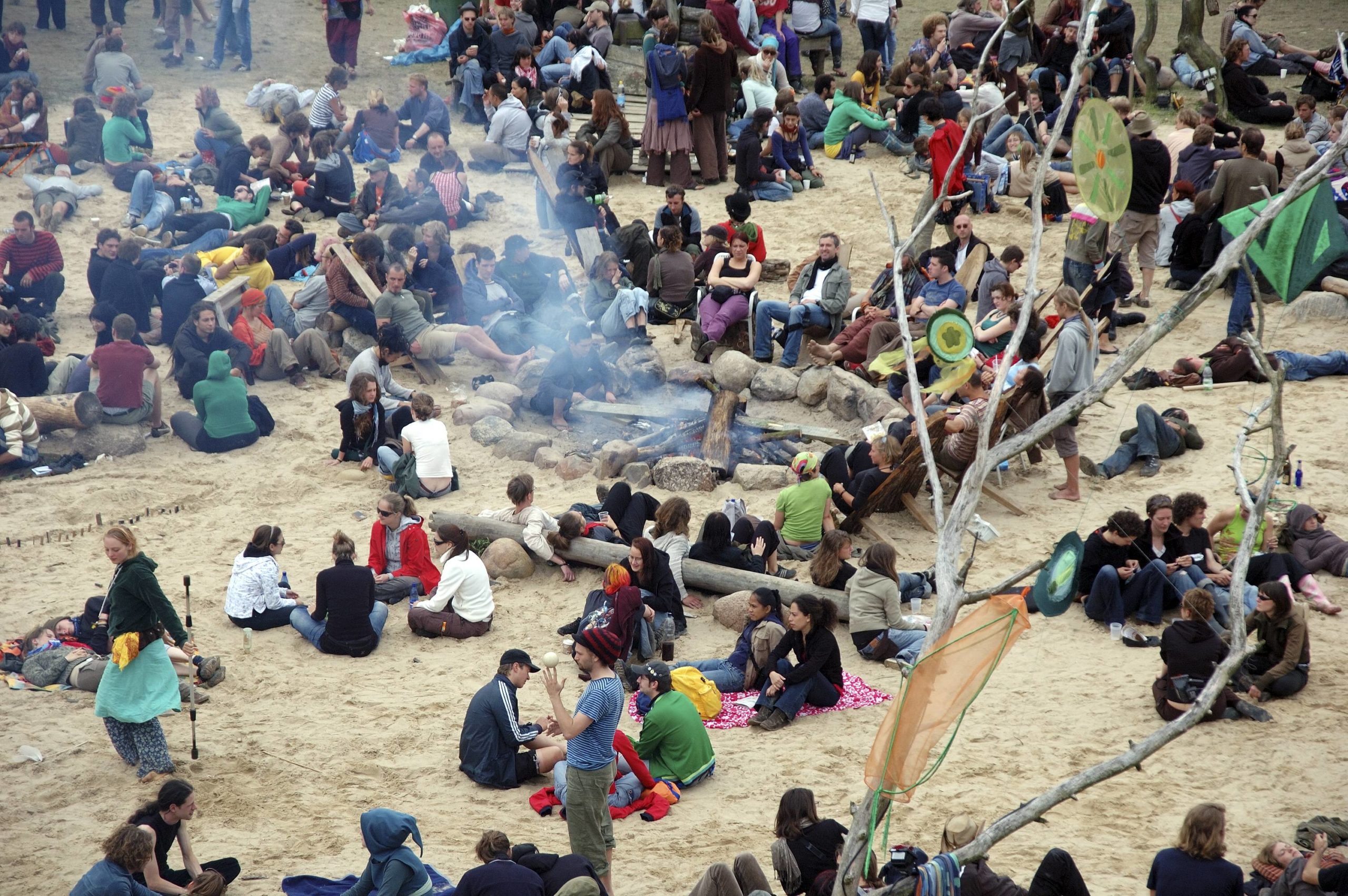 Am Lagerfeuer im Sand sitzen, und entspannt abhängen. Auf dem Fusion Festival 2007 in Lärz. Foto: Imago/Frank Brexel