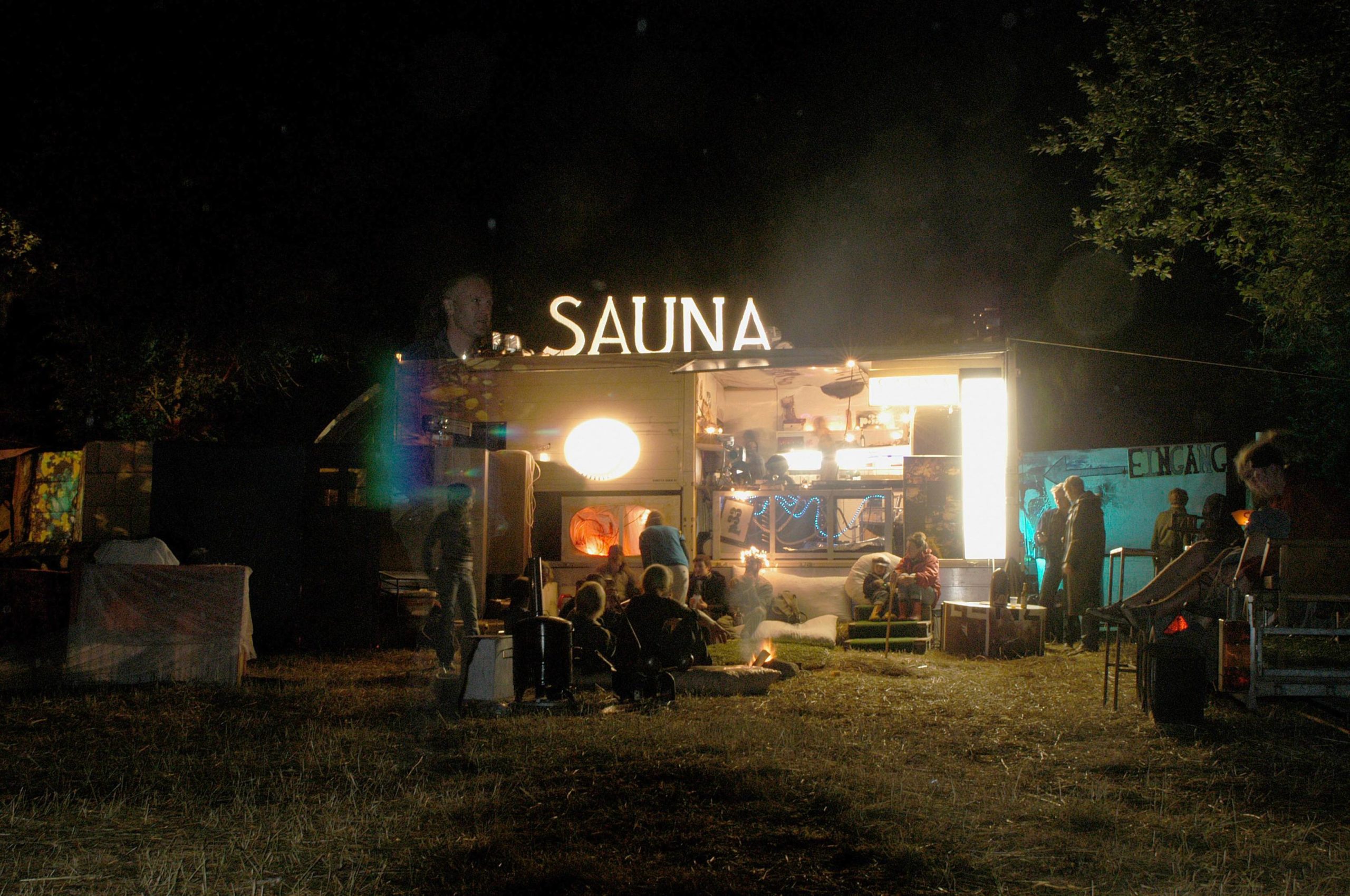 Fast 30.000 Menschen kamen am ersten Juli-Wochenende 2005 zur Fusion, einige gingen in die Sauna. Foto: Imago/Christian Ditsch