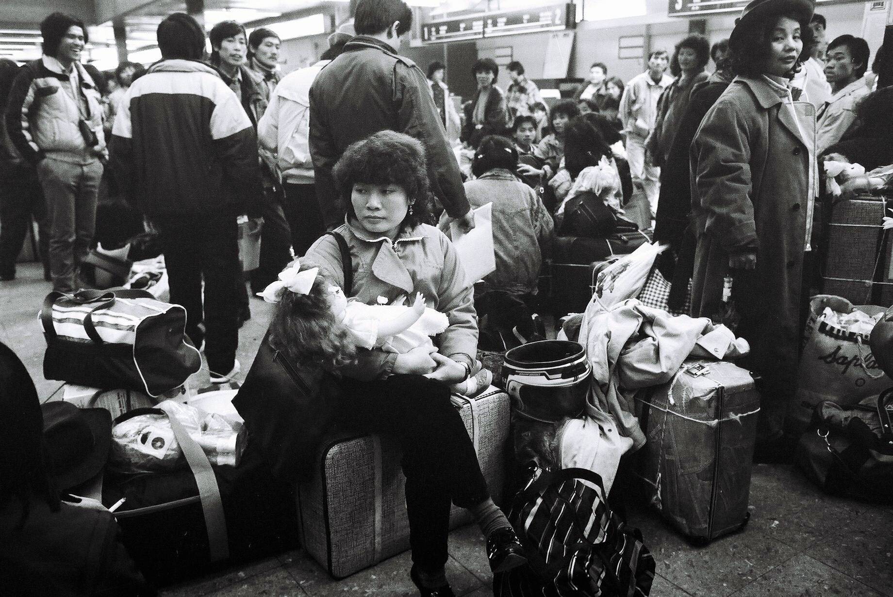 Tausende abgeschobene vietnamesische Gastarbeiter warten auf ihrem Abflug auf dem Flughafen in Schönefeld. Foto: Imago/Ulli Winkler
