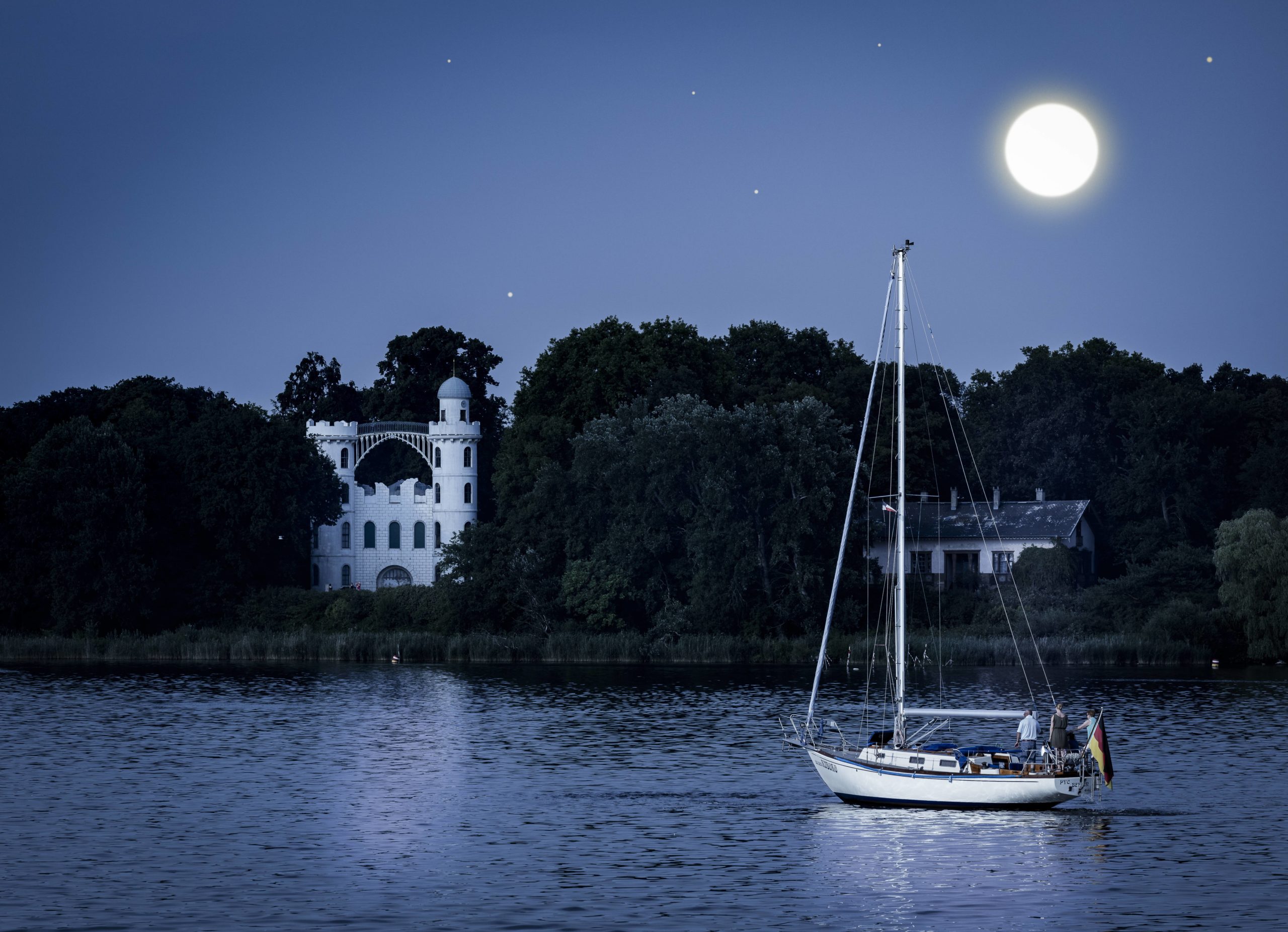 Märchen Berlin Eine Insel, schön wie ein einstiges Königreich: In der wilden Natur der Pfaueninsel kann man leicht in's Träumen geraten.