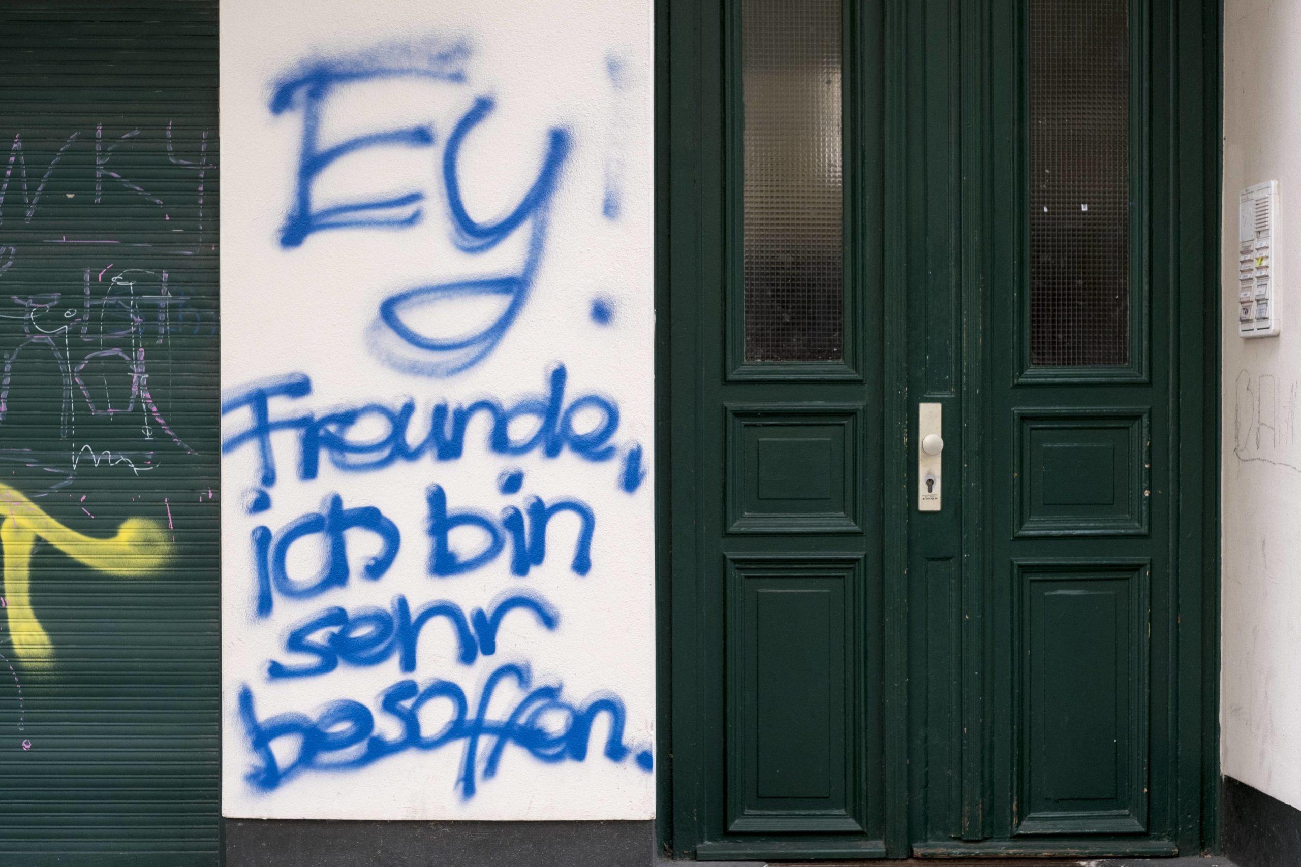 Ey: Freunde, ich bin sehr besoffen - Klare Aussage an einer Hauswand in der Dunckerstraße in Prenzlauer Berg. Foto: Imago/Seeliger