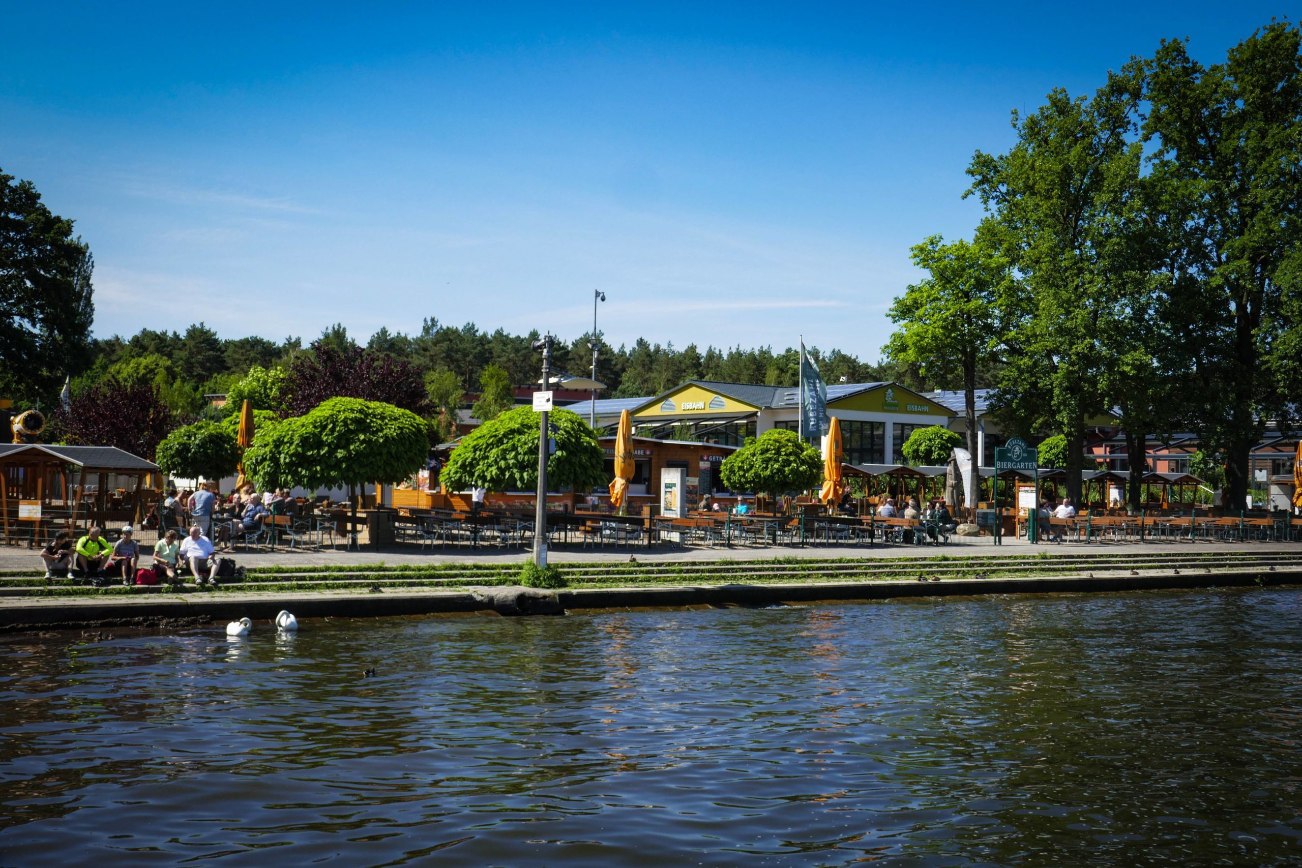 Restaurants am Wasser in Berlin Im grünen Bezirk Köpenick lockt das gemütliche Biergarten-Restaurant Rübezahl am schönen Müggelsee.