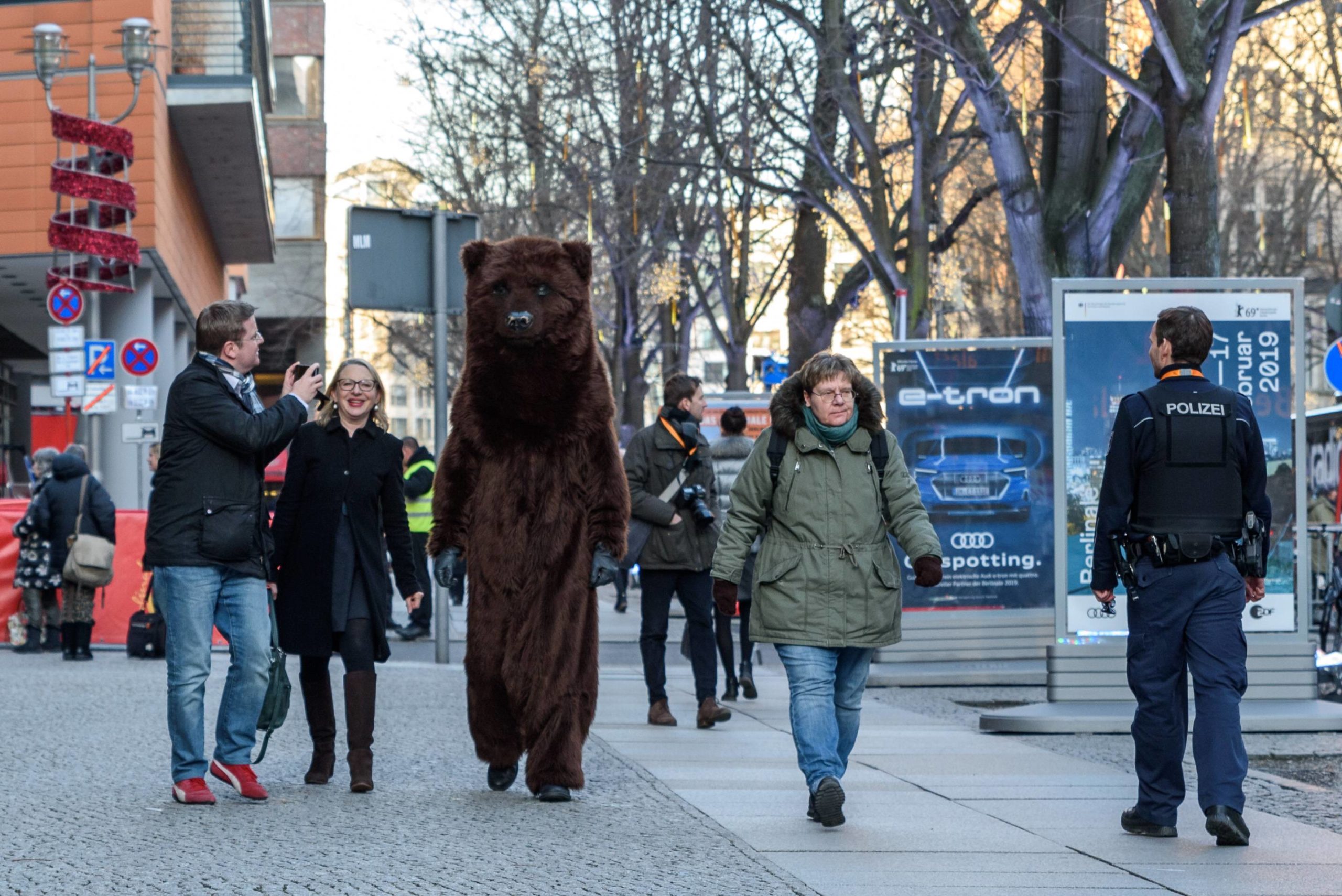 Ein Bär macht am Potsdamer Platz einen Spaziergang. Foto: Imago/Snapshot