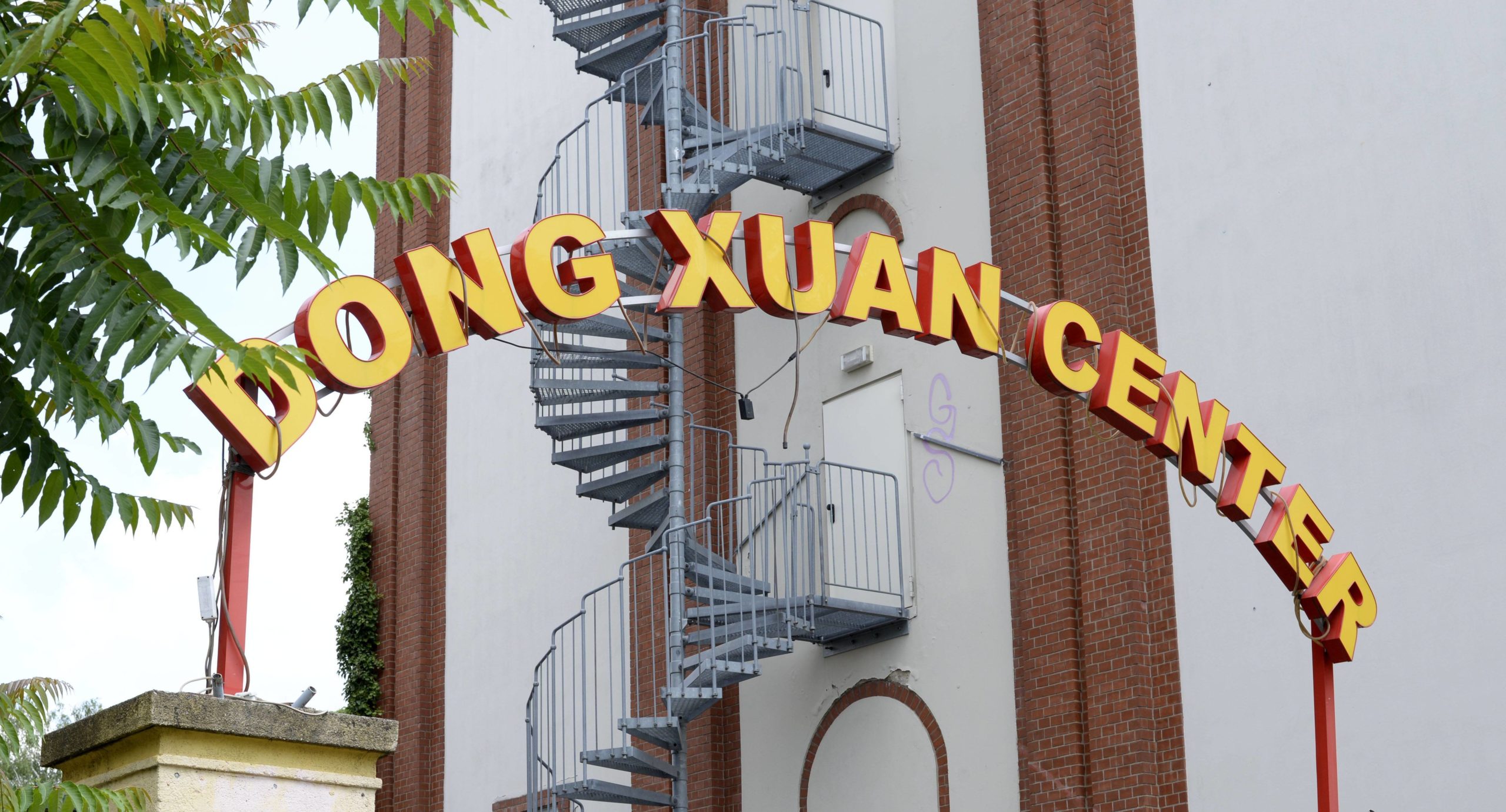 Der Eingang des Dong-Xuan-Centers. Foto: Imago/Bernd Friedel