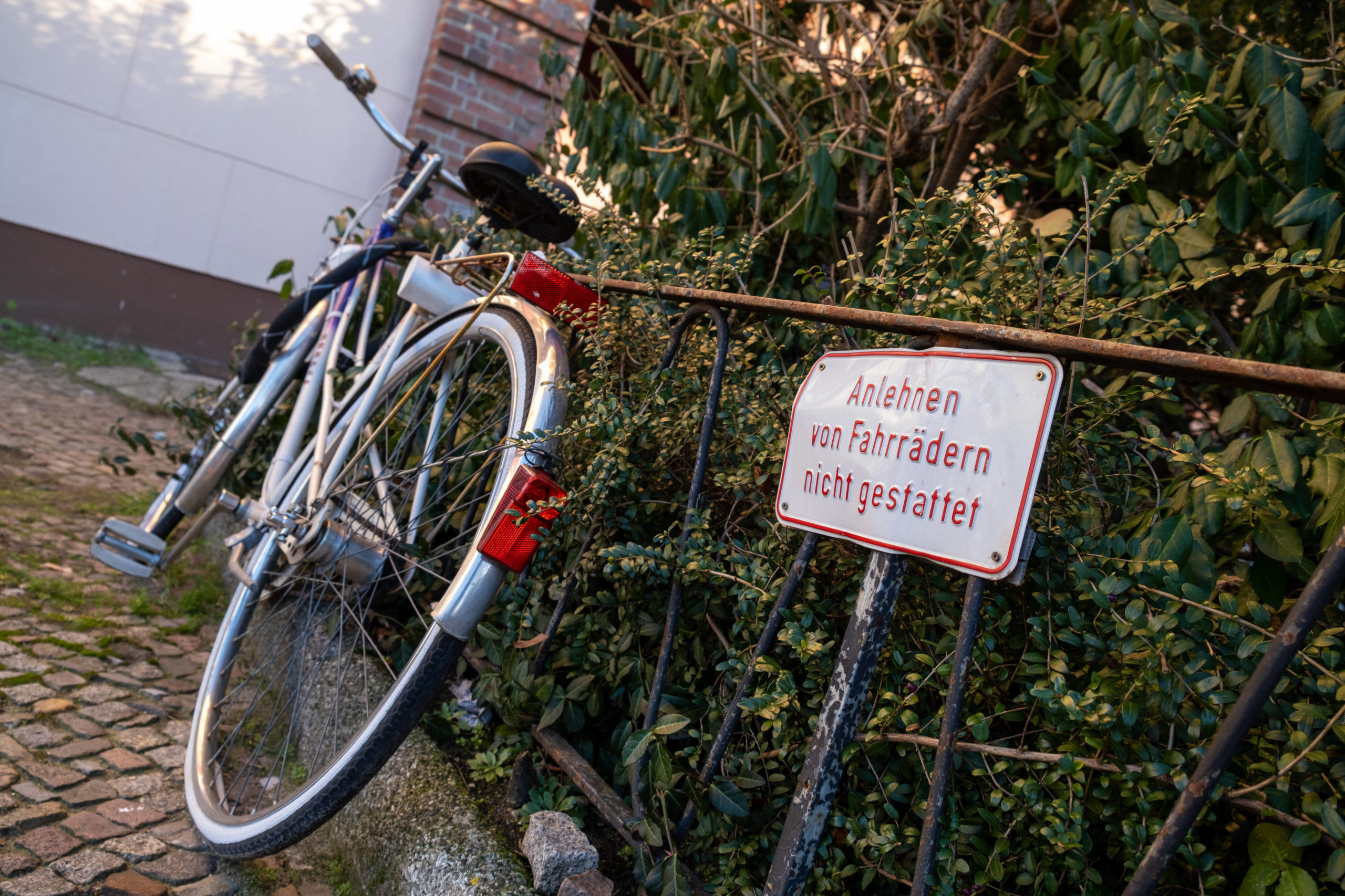 Hinweisschild an einem Zaun in Prenzlauer Berg: Fahrräder anlehnen nicht gestattet. Foto: Imago/Seeliger