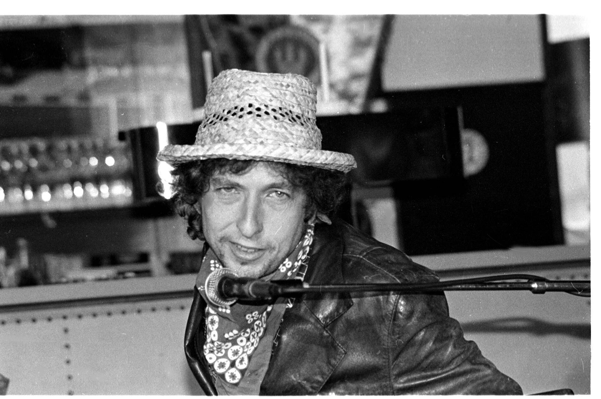 Bob Dylan bei einer Pressekonferenz im Juli 1987, wenige Wochen später spielte er in Berlin vor gut 100.000 Zuschauern live im Treptower Park. Foto: Imago/Brigani-Art