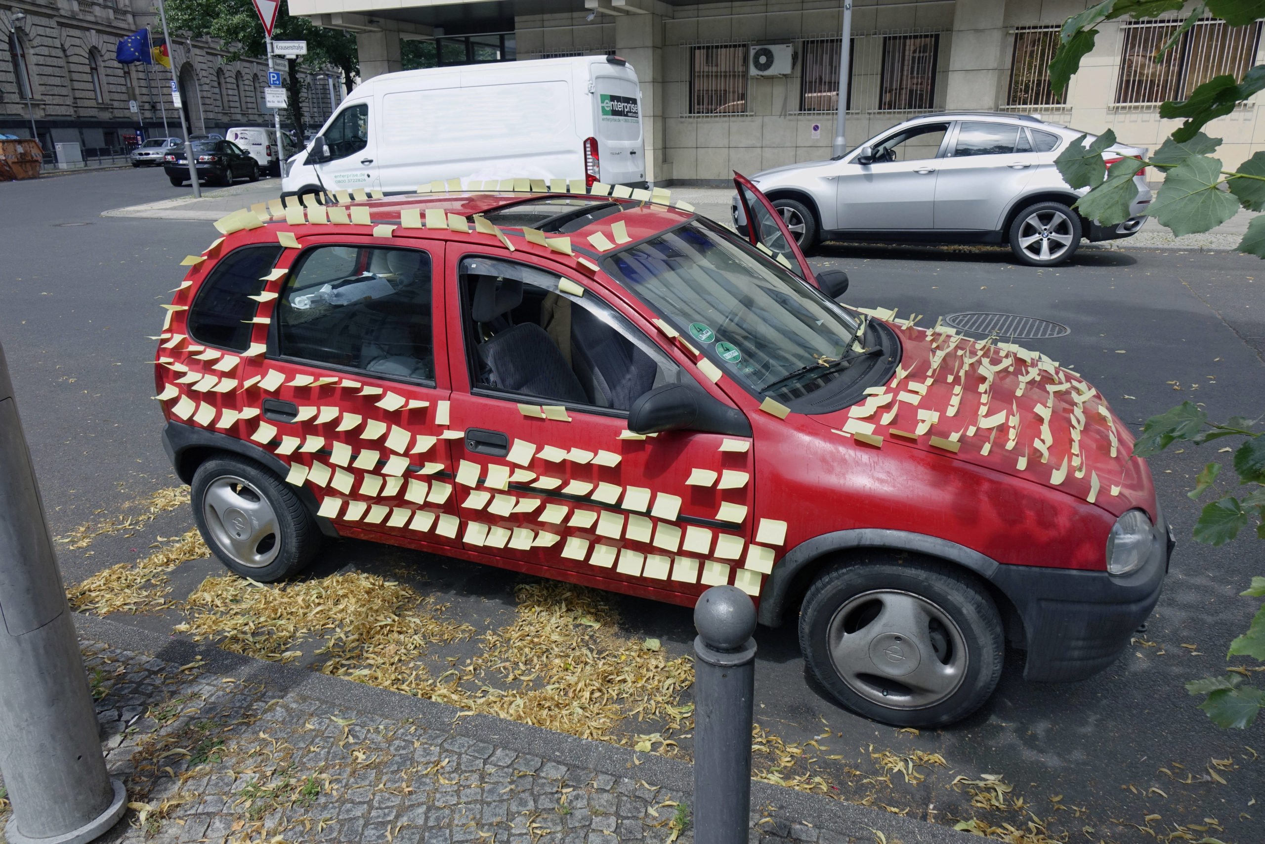Auto mit Klebezettel. Foto: Imago/Steinach